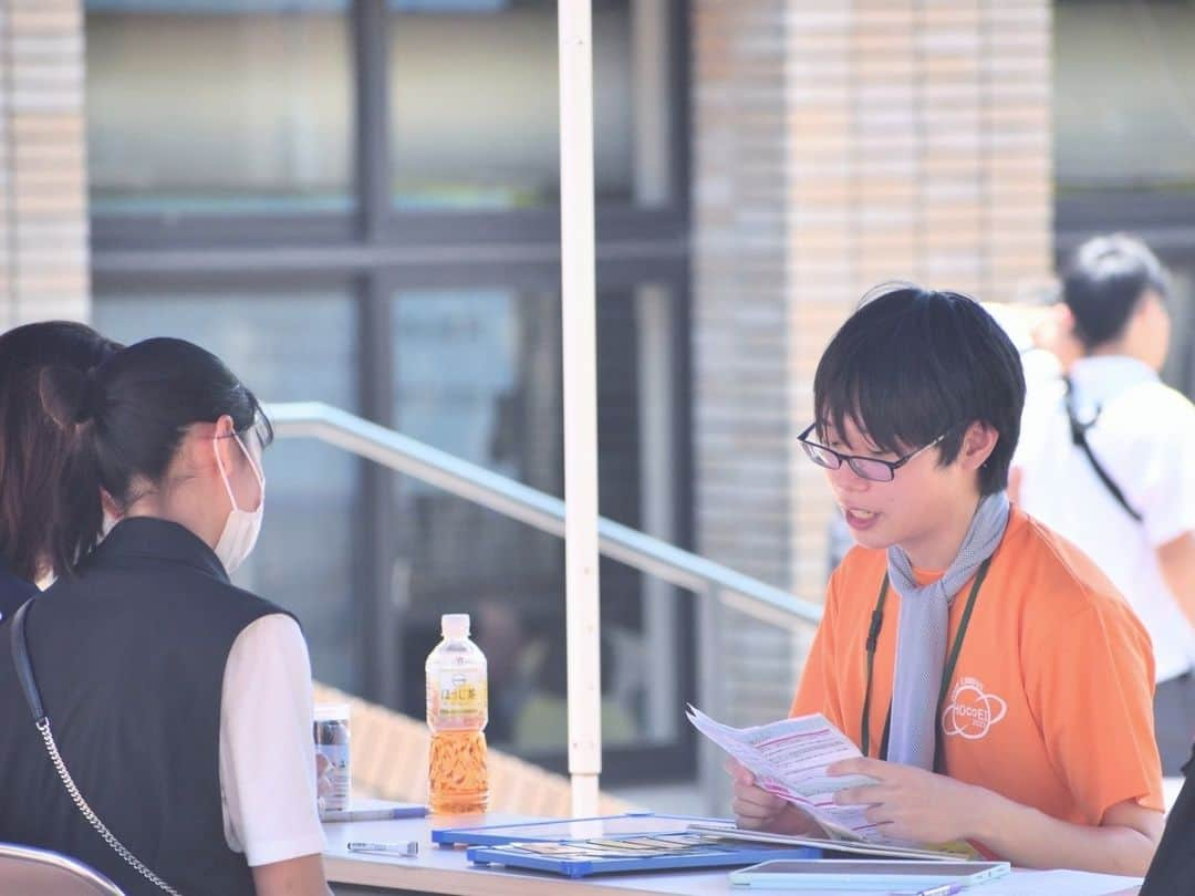 法政大学さんのインスタグラム写真 - (法政大学Instagram)「（@hosei_university）8月5日（土）に実施した、多摩キャンパスのオープンキャンパスの様子です。 各学部の説明会や模擬授業、学生スタッフによる個別相談やトークショーなど盛りだくさん。 多摩キャンパスを学生スタッフとぐるりと回るウォーキングツアーや青バスツアーなど、多摩キャンならではの企画も実施しました。 多くの受験生や保護者の方々にお越しいただきました。暑い中、ご来場くださり、誠にありがとうございました。  学生スタッフのみなさん！企画、準備、運営、本当にお疲れ様でした。 多摩キャンパスのオープンキャンパスは8月11日（金）にも開催します。 学生スタッフのみなさん！あと1日がんばっていきましょう～！  多摩キャンパスの学生スタッフが運営しているインスタグラム（@tamaopencampusleaders）では、オープンキャンパスの企画はもちろんのこと、学生スタッフの活動や大学生の日常も垣間見れます。よかったらご覧ください！  #法政大学 #法政 #大学 #春から法政 #春から大学生 #キャンパスライフ #大学生活 #勉強 #大学 #授業 #受験 #受験生 #広報誌 #オープンキャンパス #多摩 #hoseiuniversity #hosei #university」8月9日 14時29分 - hosei_university