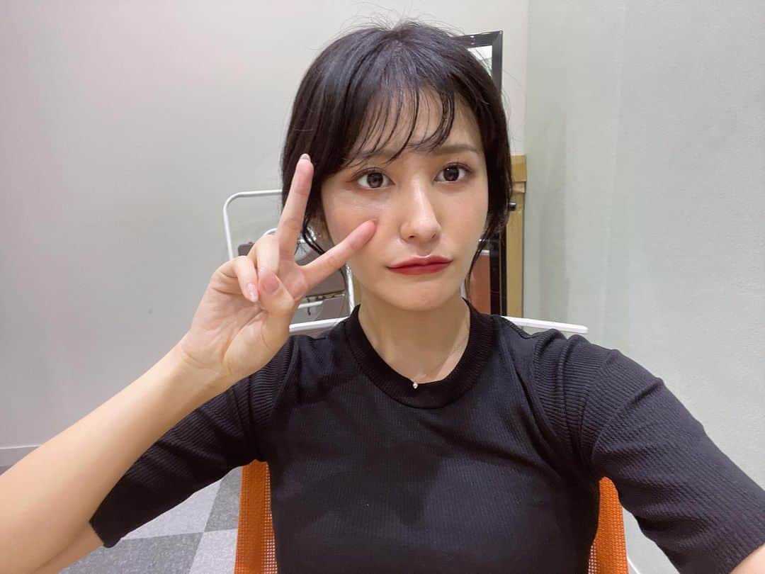 池谷実悠のインスタグラム：「いつもとメイクが違って新鮮  #テレ東 #アナウンサー #猫目 #ワンホン」