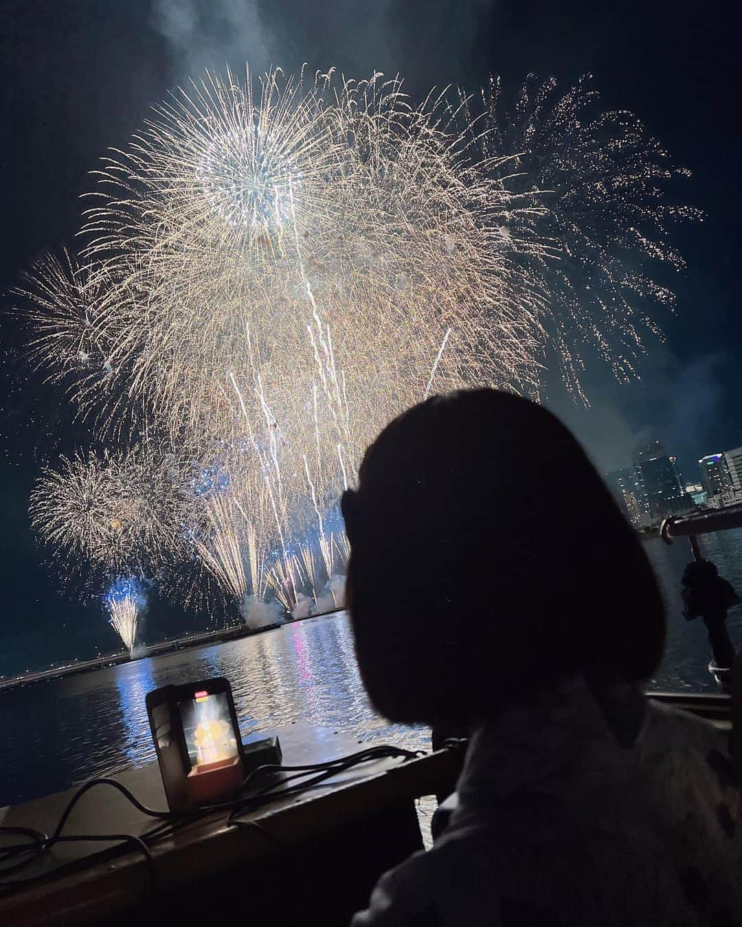 SHIZUさんのインスタグラム写真 - (SHIZUInstagram)「今年これを超える花火映え写真はないんじゃないか❓❓❓🎆  花火あてにしながらハイボールカチコミ🍻 最高でヤンス🥹🤤💪  #花火より酒」8月9日 14時31分 - sh_11_zu