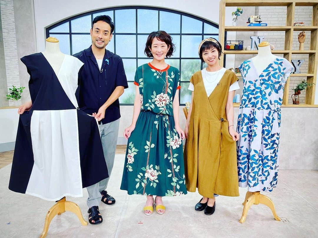 野村佑香のインスタグラム：「とうとう明日♬に放送📺  「すてきにハンドメイド　大人かわいい カシュクールワンピース」  Eテレ 8/10(木)21：30～21：54　　  普段、あまりカシュクールワンピースを着ていなかった私👩🏻‍💼 でも、今回着させてもらったことで その動きやすさや、羽織にもなったりとコーディネートの幅が多く、使いやすいアイテムだったと改めて気がつきました✨  そして、このカシュクールワンピースには“大人かわいい”工夫がたくさん❣️ ぜひ、ご覧ください♬  木曜夜に見逃してしまっても、 NHKプラスも再放送もございます♬ 👇こちら☺️  ※NHKプラスでも配信中！放送後7日間いつでもご覧いただけます。  (再)総合8/15(火)11：05～11：29　　  (再)Eテレ8/17(木)13：05～13：29  #すてきなハンドメイド#Eテレ#出演#まつながさやか　さん#洋輔　さん #カシュクールワンピース#ハンドメイド#ハンドメイド大人服#大人かわいい」