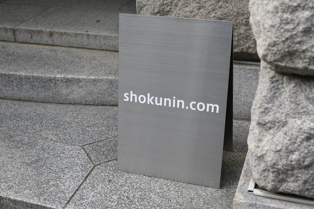 職人.comさんのインスタグラム写真 - (職人.comInstagram)「【スタッフ募集】   長年貢献してくれたスタッフの退社が決まり、現在三条ショールームのスタッフを募集しております。ぜひご覧くださいませ。  スタッフ募集 https://www.shokunin.com/jp/etc/boshuu.html  @shokunincom  #職人ドットコム #京都市 #上京区 #中京区 #西陣 #キッチン用品 #調理道具 #調理器具 #料理道具 #台所道具 #手仕事 #暮らしの道具 #暮らしを楽しむ #工芸品 #民芸 #民藝 #器のある暮らし #焼き物 #生活工芸 #職人ドットコム三条ショールーム #登録有形文化財 #国登録有形文化財 #三条通 #三条通り #大正建築 #洋風建築 #旧不動貯金銀行 #SACRAビル #旧不動貯金銀行京都支店 #歴史的建造物」8月9日 14時33分 - shokunincom