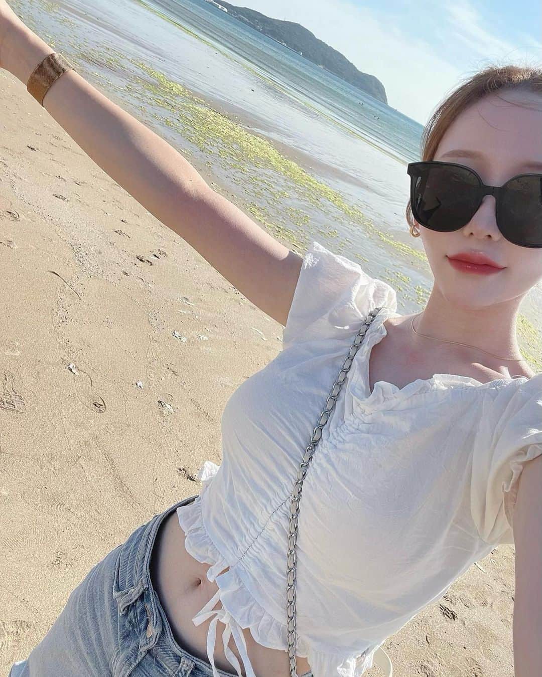 ANNAのインスタグラム：「時差投稿🪼🏝️ 激暑で皮膚痛くて、5分で車に戻りましたっと🥵💦  ⁡ ⁡ ⁡ ⁡ ⁡ ⁡#ootd#selfie#daily#dailylook#오오티디데일리룩#코디#좋아요#좋아요반사#패션스타그램#셀스타그램#셀카#얼스타그램#韓国ファッション#韓国メイク」