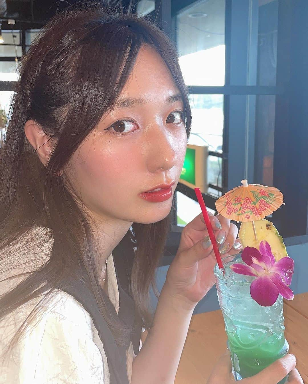 西村彩有里さんのインスタグラム写真 - (西村彩有里Instagram)「江ノ島を一望できるHawaiianカフェレストラン『MAHALO江ノ島店』に遊びに行ってきました✨  「アロハ〜🌺」の声掛けでお迎えしてくれるのがこそばゆいけどなんか嬉しい🥰🥰  6/21にOPENしたばかりでピカピカの店内でした✨道路挟んで目の前が海！テラス席からは江ノ島も見えるの🫶🏻  ロフト席があって絶対そこで食べたいって思ってたら案内してもらえた🥳うれしい🥳  芝のひかれたテラス席もあって、そちらはペット可なんだって❕素敵よねえ✨  ガーリックシュリンプとパンケーキいただいたんだけど美味しかった🤤🤤テイクアウトでマラサダも食べちゃった！あったかくてふんわり甘くて美味しかった🫶🏻もしかしなくても食べ過ぎかも🫢  彩有里が飲んでる飲み物、ノンアルコールなんだよ〜！運転で行ってもアロハな気分でホクホク帰れました☺️  みんなも行ってみてね🌟 PR @mahalo_enoshima #MAHALO江ノ島店 #ハワイアンカフェ #江ノ島ランチ #江ノ島グルメ #マラサダ#cafe#江ノ島カフェ」8月9日 14時34分 - 24sayu