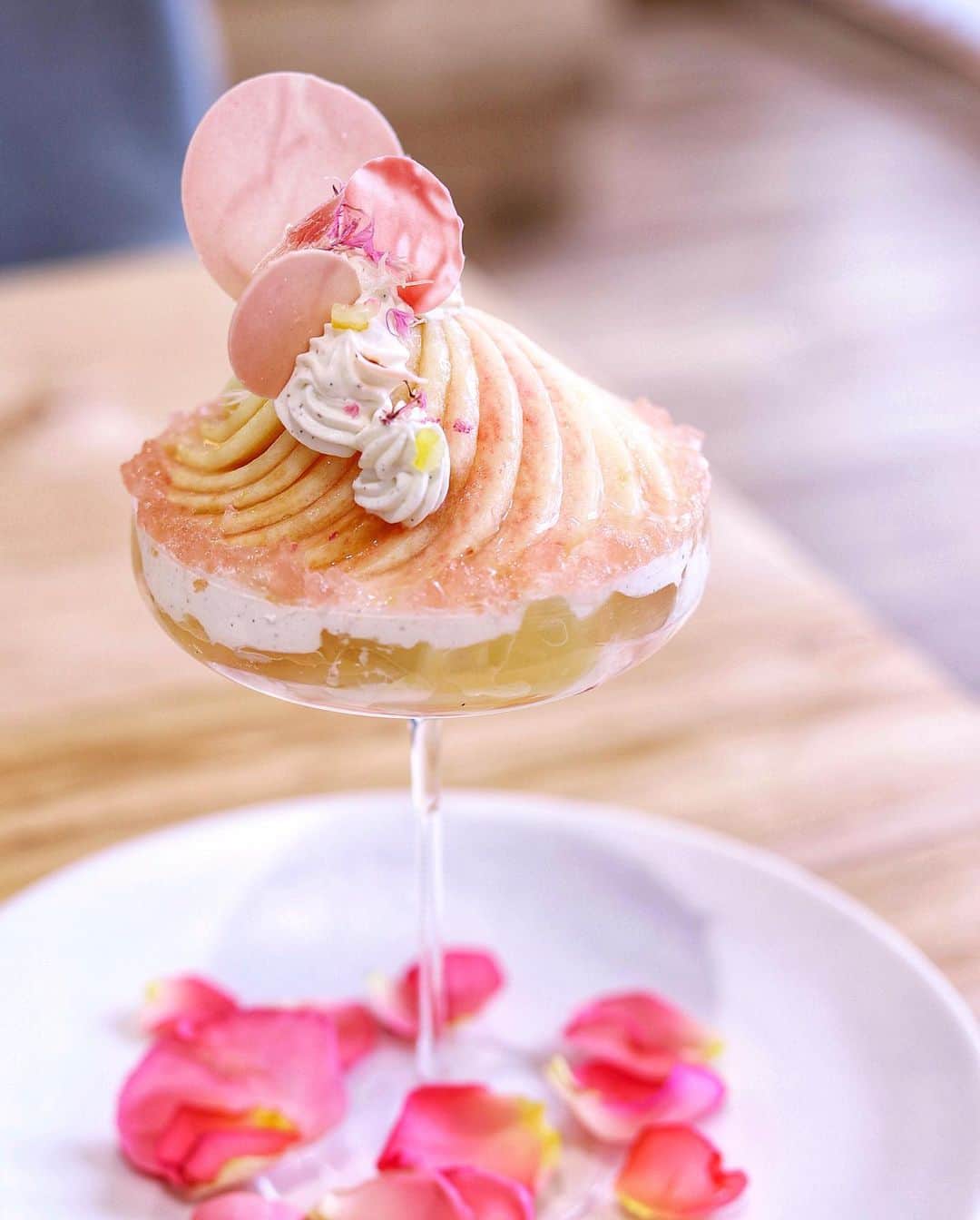 ゆいこ♡キラプリさんのインスタグラム写真 - (ゆいこ♡キラプリInstagram)「┈┈┈┈┈┈┈┈┈┈┈┈┈┈┈┈•✼  本日ご紹介するのは  京都・祇園のパティスリー＆カフェ GION NISHI CAFEさんの  桃とレアチーズのパフェ🍑  桃のコンポートが上品で美しく 中のルバーブが驚きの新食感🥰  スプーンを入れる場所によって 工夫された異なる食感が楽しめ 他にはないオリジナリティを感じる 最高に美味しいパフェでした👏✨  パフェ皿の上のお花は その時々によって違うみたい😊 この日は麗しいお花で嬉しかった💕  店内は広々としたテーブル席数席と 製作過程が見られるカウンター席があり おひとり様でも入りやすい雰囲気でした✨  華やかで美し美味しい 季節のパフェをいただきに 季節ごとに伺いたくなりました💖  •✼••┈┈••✼••┈┈••✼••┈┈••✼••  GION NISHI CAFE @gion.nishi.cafe  close  月・不定休  🗺️祇園にし2階  🕰️11:00〜18:30(L.O18:00)  🚌 市バス「東山安井」  •✼••┈┈••✼••┈┈••✼••┈┈••✼••  ┈┈┈┈┈┈┈┈┈┈┈┈┈┈┈┈•✼」8月9日 14時44分 - yuiko_kirakiraprincess