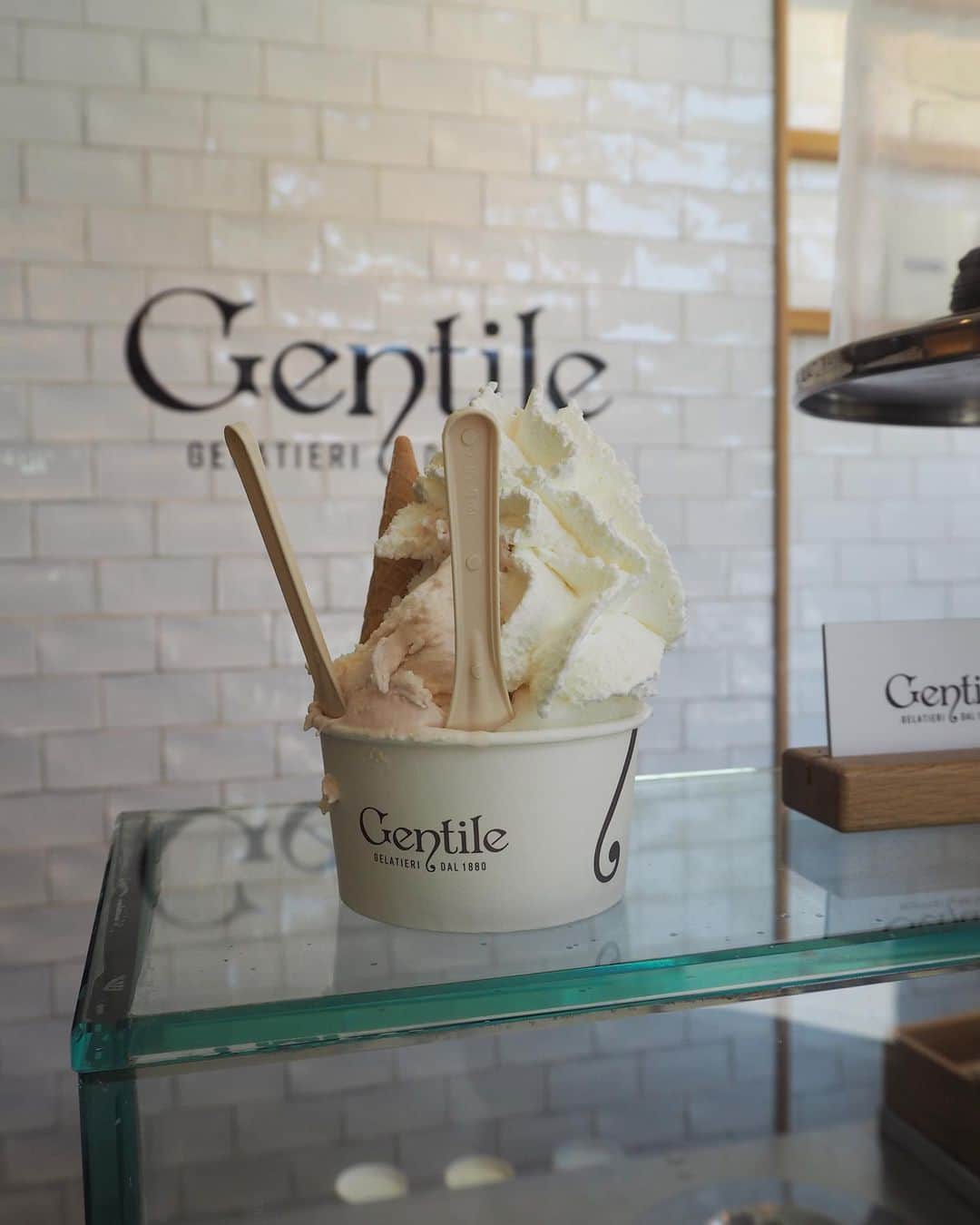 谷内咲季のインスタグラム：「. . . Gelateria Gentile - West Village ♡  生クリームをどっさり付けてくれて ジェラートと一緒に食べるのが 最高でした🫠🤍 . . . #nyc #ジェラート #nycfood  . . .」