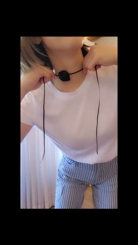 ユ・ハナのインスタグラム：「영상 속에 내일 오픈하는 아이템이 나와요!  맞춰주시는 분들께,  '그' 아이템을 보내드리려구요💙  원하시는 컬러루요❤️  말 많이 해서 지워지고 밥먹어서 지워지고 입술오므리는 습관땜에 지워지고 30대 지나니 누드톤은 무슨..누드톤하면 그냥 환자같아요. 컬러가 무조건 있어야 생기있고 밝아보이는.  그런데 아침에 딱 바르고 5분뒤에 떼면 하루종일  다시 바르거나 사람들과 대화하면서 이게 지워졌는지 걱정은 할 필요없답니다!  요아이의 이름은 몰까요?」