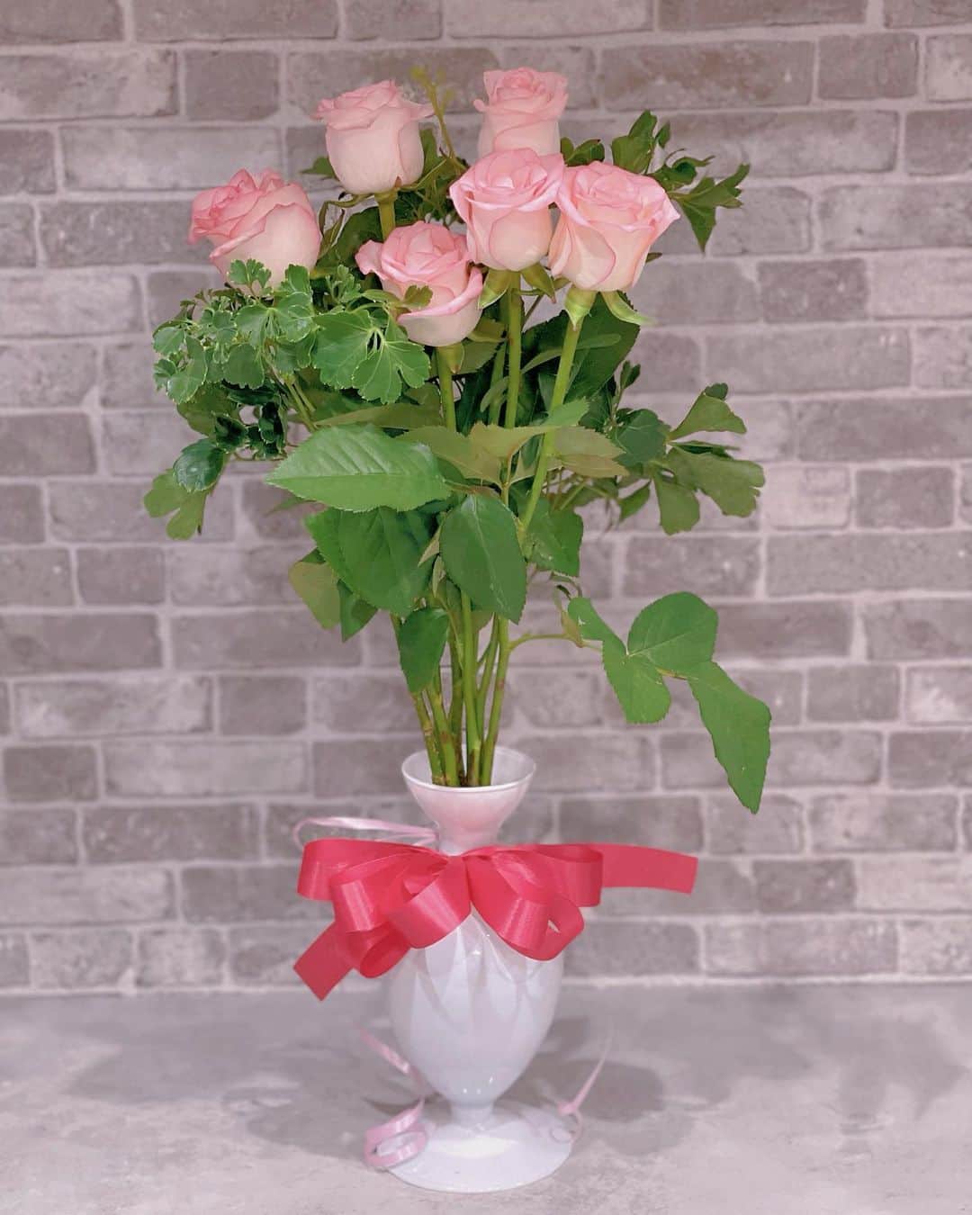 皆方由衣のインスタグラム：「Happy 6th Anniversary♡  毎年薔薇を頂くのですが 6本めになりました🥰ｱﾘｶﾞﾄｳ  そしてじぃじばぁばも 一緒に箱根旅行に 行ってきました*⋆  自然をたくさん 感じれて癒し旅行だったな😌  息子も開放感を 楽しんでいたみたいで よかったです😎  小さい時の時間はすぐ 終わってしまうと聞くので これからもみんな 仲良しでいたいものですね🎀」