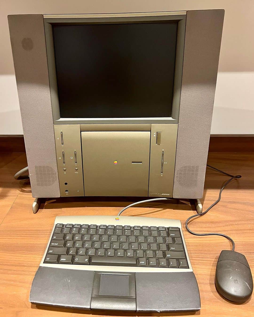 設楽洋のインスタグラム：「初めて買ったMacが限定モデル❣️ 限定2台買いなんていかにもミーハーな僕らしいね😆💦 今ではリッパなvintage‼️ スピーカーのBoseはまあまあの音をだします。 最近のMacはビームスオレンジ🧡 Apple日本上陸40周年おめでとうございます㊗️ @apple #apple日本上陸40周年」
