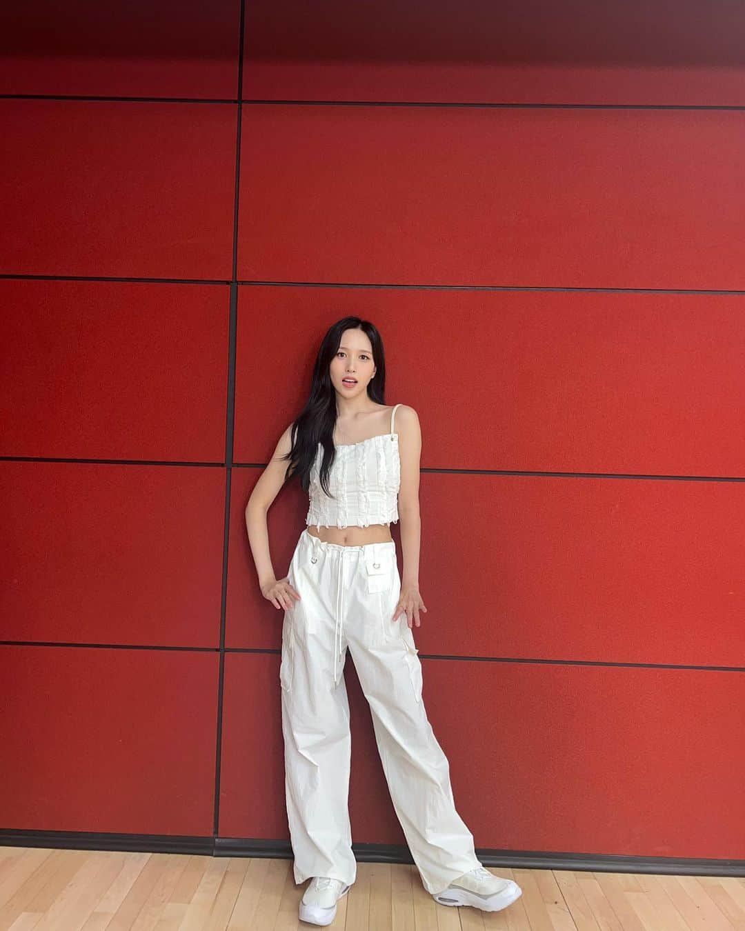 みなのインスタグラム：「MISAMO🤍🖤  https://youtu.be/mtnCK6NlM3k  https://youtu.be/vcrC35WYBGo」