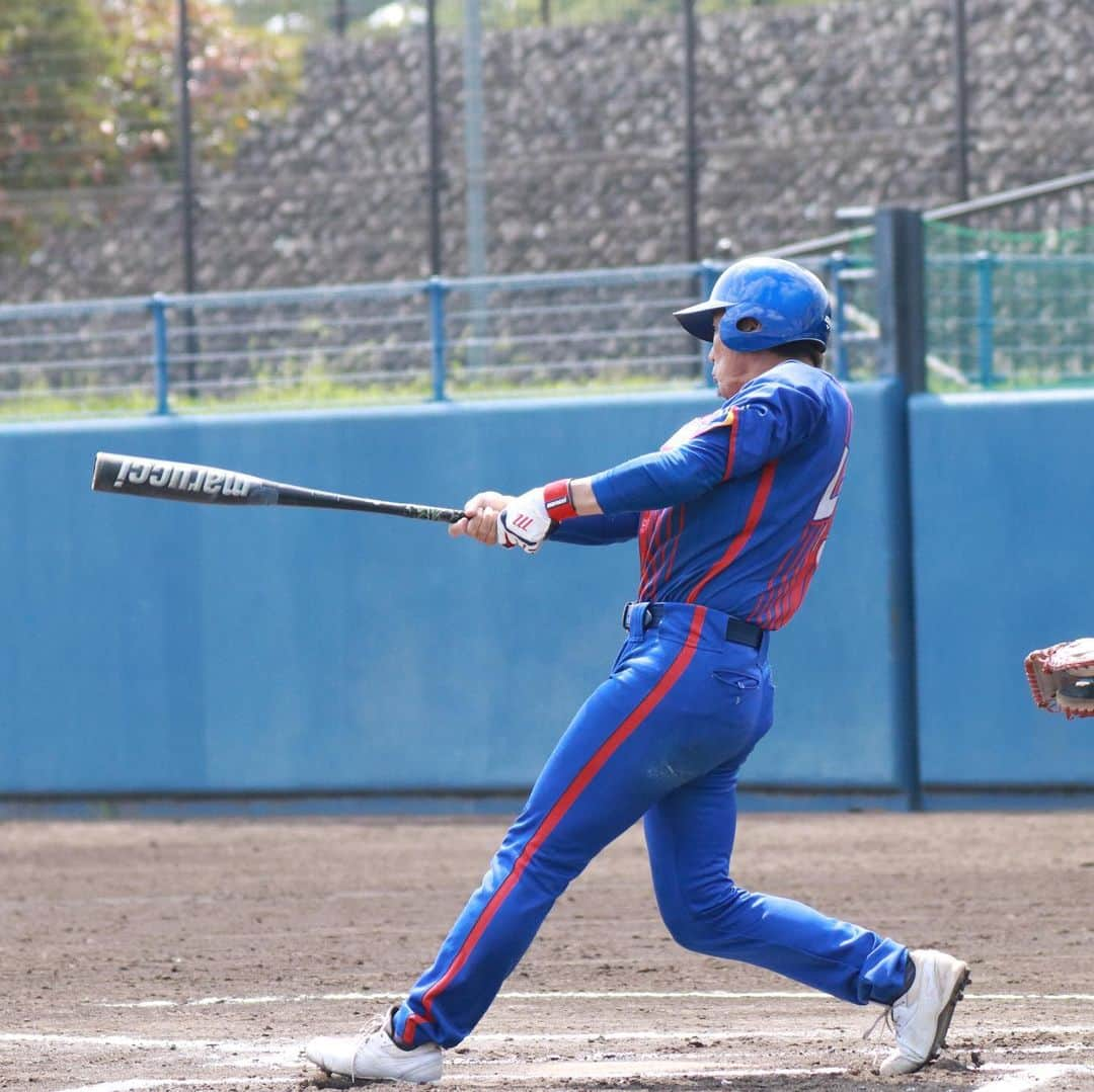 クーニンズさんのインスタグラム写真 - (クーニンズInstagram)「最近使ってるバッテは  marucciです❗️  リストガード一体型の コレがTFCC損傷した 手首をやさしく包んでくれて  安心して打席に入れます😍  コレ以外は使えないって感じ⭐️ 使ったら毎回洗濯してますが 大丈夫❗️乾燥機もいけてる❗️  ちなみに  marucciは マルチと読みます。  マルーチでもマルッチでもないです。  ジャック・マルチさんの 名前が由来なので  マルチが正しくデス😚  小売店の人もよく間違う マルチの読み方でした。  以上です💨」8月9日 15時13分 - qoonin