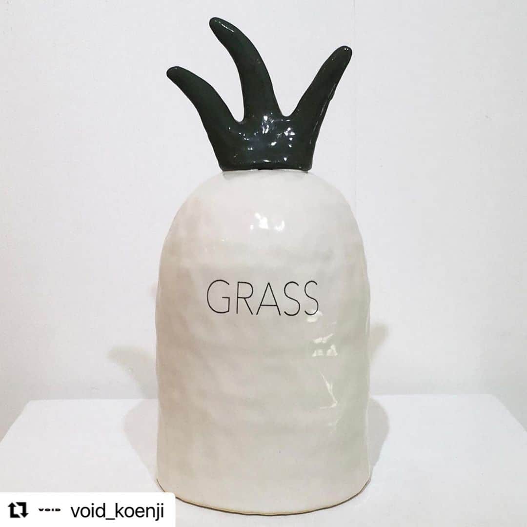 朝倉世界一のインスタグラム：「本日も開催中です🏝️  Repost  @void_koenji  ・・・ 【会期8/13(日)まで】  朝倉世界一＆DAISAK 二人展 『新しいリビングへの提案 〜for living new life』  8/9(水)オープンしました。20時までの営業です。 @askura1 @daisak_xxl   大根のようなイメージがある、超パワフルなDAISAKさんの陶器作品。  オンラインでも販売中です。ご希望の方はトップページのリンクよりお進みください。  #朝倉世界一 #DAISAK #japaneseillustration #陶器 #陶芸 #ceramics #雑草 #漫画 #manga #高円寺VOID」
