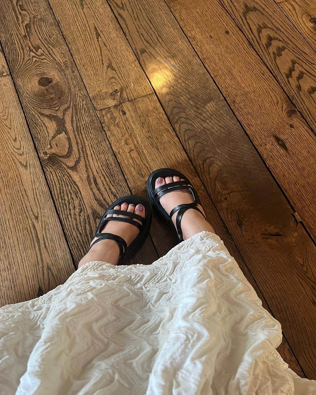 山田菜々のインスタグラム：「コスパを考えたら今年の夏はけたらいいよね🥹👡」
