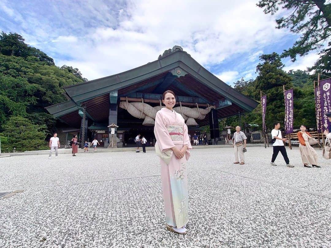 瀬間友里加さんのインスタグラム写真 - (瀬間友里加Instagram)「4年ぶりの出雲大社⛩️✨ 長男の紐落とし(七五三)と次男の御宮参りを兼ねてご祈祷していただきました✨これからもスクスク大きく育ってね🩷 久しぶりのお着物で背筋がスッと伸びた感じが心地良かったし、澄んだ空気の中、素敵な時間を過ごせました🥰 It’s been 4years since I was in Izumo Taisha Shrine last time! And we came Izumo this time for Japanese festival to celebrate our son’s growth👦🏻👶🩷 Happy to be here with family ❤️#出雲大社 #島根 #七五三 #訪問着 #出雲#お宮参り」8月9日 15時07分 - yurika.sema