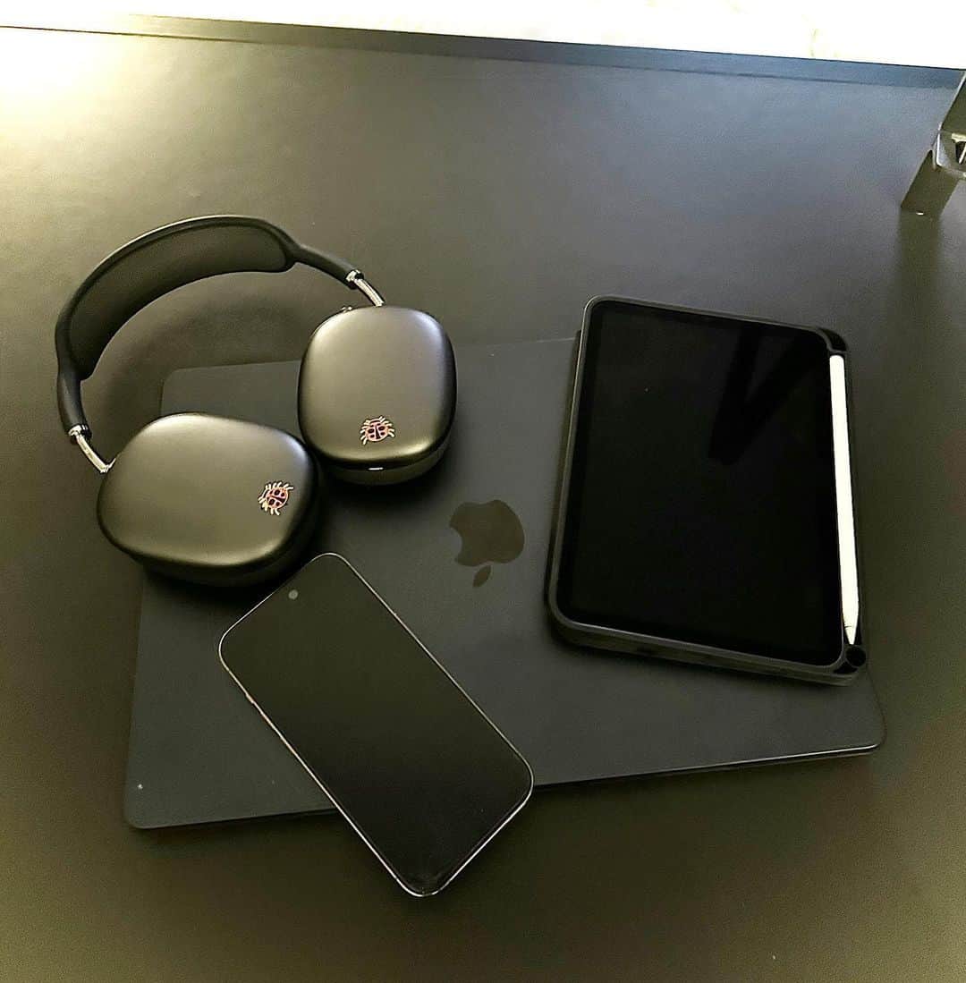 小泉智貴のインスタグラム：「さっきシドニーについたところ。旅の間も仕事はしたいからApple製品が欠かせなくなって、iPadでアイデアをイラストでかきとめて、最近加わったMac book airで文章をまとめてる😌 Apple Japan 日本40周年らしく、これからも毎年驚きばかりのアップデート期待しています📱🤍」