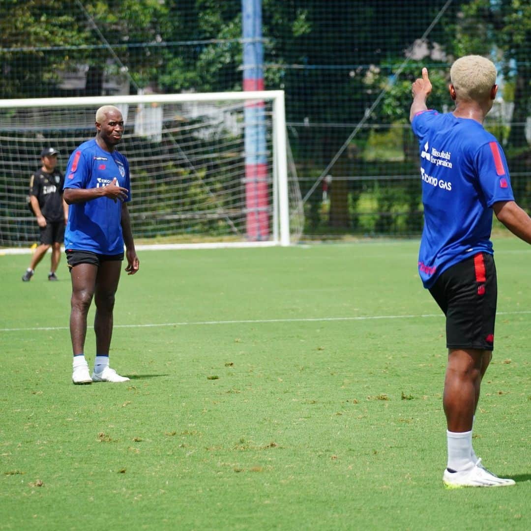 のインスタグラム：「🔵🔴 そっくりな最恐左サイド🔥😂🔵🔴 @adailton.silva  @bg_kashif  @fctokyoofficial  #アダイウトン #バングーナガンデ佳史扶 #FC東京 #fctokyo #tokyo」
