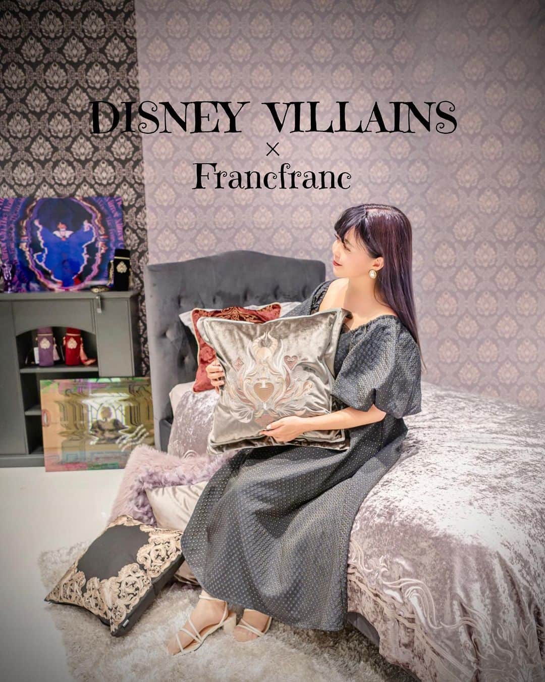 Kahoさんのインスタグラム写真 - (KahoInstagram)「. . Disney Villains × Francfranc  8月25日に フランフランから発売される ヴィランズのアイテムの展示会に お邪魔してきました😈🤍🖤  どのアイテムもおしゃれで センスが良くてずっとため息が出てた🥹✨  アースラのティーカップの持ち手が タコの足みたいなデザインだったり、 マレフィセントとポーチの生地感が ドラゴンの鱗みたいだったり…  ディティールまでかなりこだわって作られていて 製作者様達のキャラクターへの想いが伝わりました🫶❤️  キャラクターがどーん！！って 描かれてるわけじゃなくて、 そのキャラクター達が実際に使ってそうな感じの 上品で大人っぽい雰囲気で🥹✨  今回のこのシリーズのためだけにデザインされた ヴィランズのロゴが めちゃくちゃかっこいいから クッションや壁紙もぜひチェックしてみて☺️🤍  発売日が楽しみ…🥹💕  #フランフラン#Francfranc##villainsnight #villainsnightbyfrancfranc #francfranc #pr」8月9日 15時13分 - kah05disney
