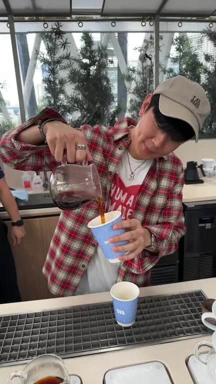 林俊傑のインスタグラム：「Happy 58th birthday Singapore! Your Miracle barista of the day (hour) is here! Free coffee for all! @miraclecoffeesg #miraclecoffeesg」