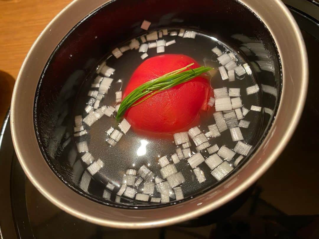 江辺香織のインスタグラム：「トマトが3番ボールに見えたら、ビリヤードやり過ぎです🫢😜🎱  2枚目は、5番か9番❓（💛）  食材に国境無し！と名言されている道場六三郎さんの和食です✨  92歳のyoutuber  お料理動画参考にしてます☺️💓  #道場六三郎  #ろくさん亭  #銀座和食 #東京グルメ  #ビリヤード  #poolholic  #🤣」