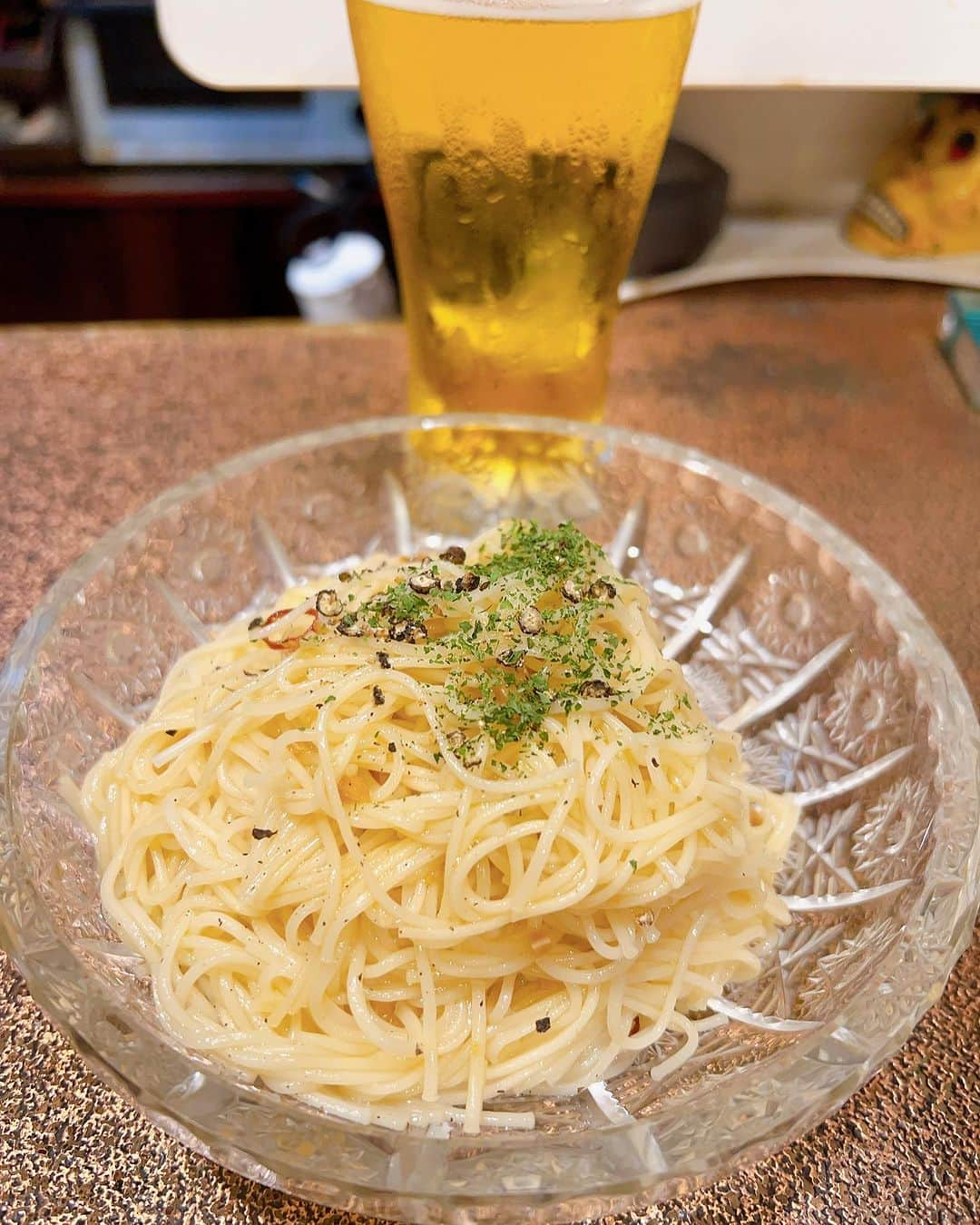 桜花由美さんのインスタグラム写真 - (桜花由美Instagram)「この間、昔からの知り合いの女優の城山美佳子さんがやっている小料理屋『城山』にめちゃくちゃ久しぶりに行ってきた！  オープン当初に行ったきりなので、約8年振り。 1人で切り盛りしてるんだけど、料理は最高に美味しい！  常連さんが集うお店。  懐かしい話に花が咲き、久しぶりにいっぱい飲んだ気がする。  今妊活休業中。 手術決めてから、本格的に運動再開したんだけど、12月から妊活欠場に入ってから8キロ太って、限定復帰までに5キロは落とすっ！ と気合い入れたら、逆に2キロ増えてしまった…  食事制限無しで、運動で落とそうと思って筋トレ頑張ってるんだけどな。 なかなかお腹に付いたお肉は落ちません。  13日までにコスチュームが入る体型に戻しますっ！  でも妊活休業中だから、お酒は解禁したので飲んでます。 なので、痩せないかも…  今週のちゃんす当番は明日と11日！ 一緒にビール飲もー！  入院まであと20日。 あと20日間は飲むー！  復帰まであと4日！ あと5キロ落とすぞー！ 落ちるんかいな…」8月9日 15時20分 - ohkayumi