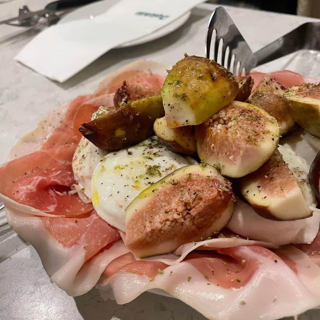 大貫みくのインスタグラム：「🧀🧀🧀  美味しいものたくさん食べたから 体も動かした！！！ 久々に行ったら体感いつもよりしんどかった😂 けどやっぱり体動かして汗かくの気持ちいい！ 来週もがんばりますっ！  #JOHNNYSTYLE #五反田パーソナルジム #基礎代謝アップ #新陳代謝アップ #ターンオーバー促進」