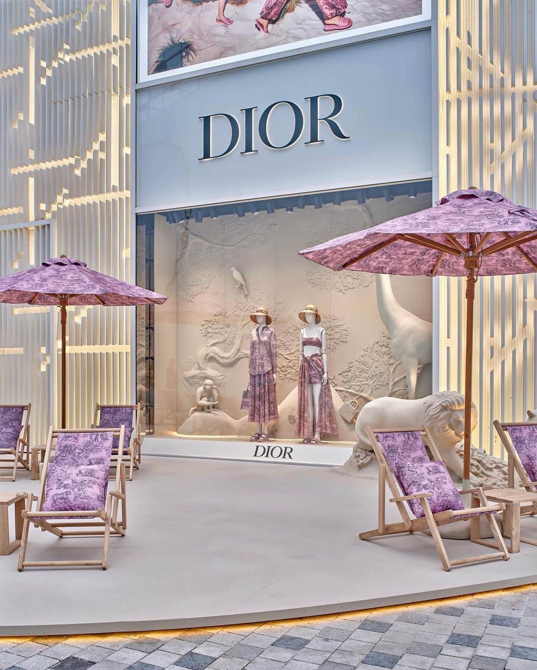 LVMHさんのインスタグラム写真 - (LVMHInstagram)「The Dioriviera capsule for @dior Fall 23 is presented in dedicated pop-ups in Shanghai and Chengdu, China, alongside a range of complementary objects by @diormaison.    #LVMH #Dior」8月9日 15時38分 - lvmh