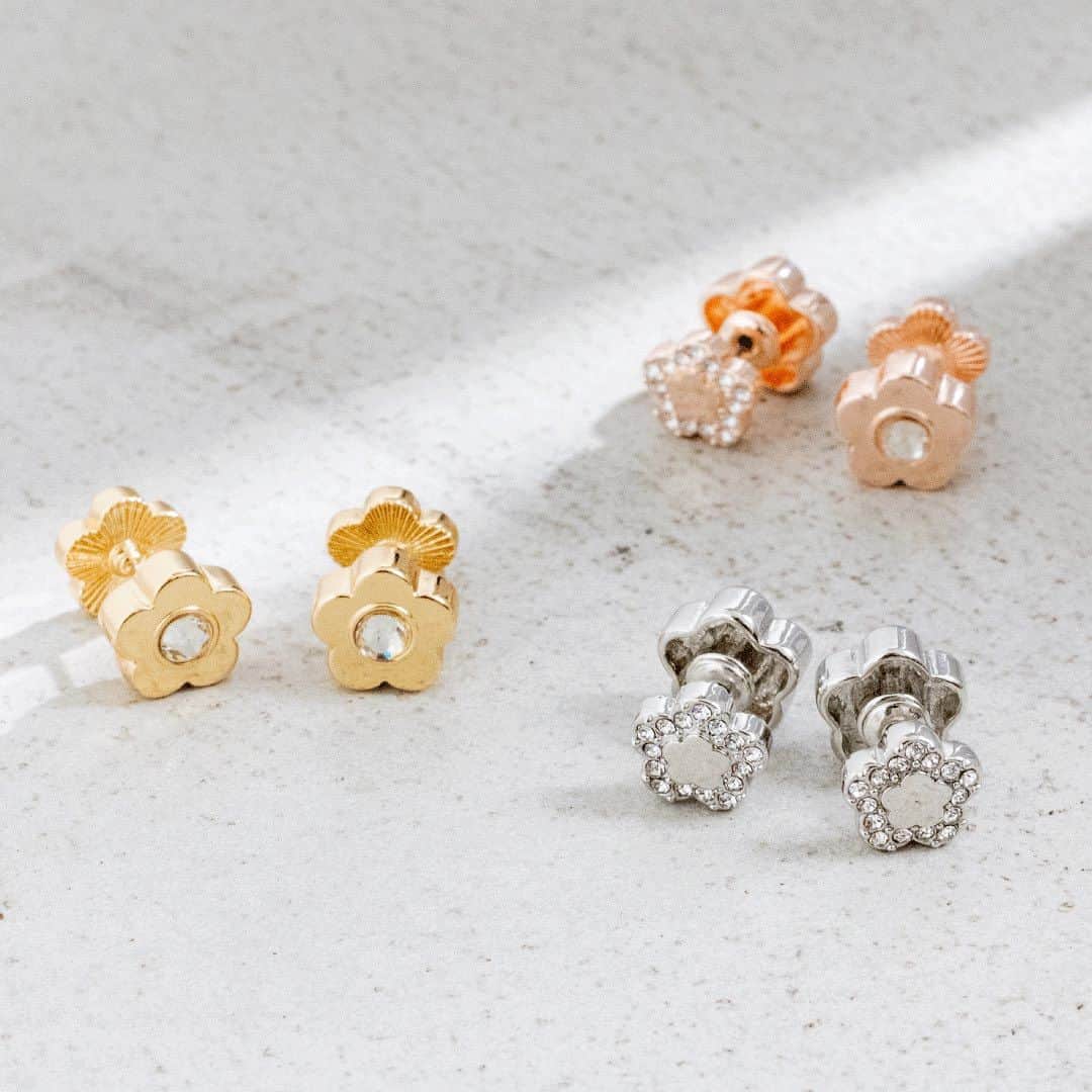 MARY QUANT officialのインスタグラム：「- 人気のリバーシブル仕様のピアス - デイジー型のトップとキャッチを 自由に組み合わせて楽しめる リバーシブル仕様のピアス 画像はビジュータイプ ほかにシリコンタイプとパールタイプも - #ビジューデイジーデュオピアス - #MARYQUANT #2023AUTUMN #NEWITEMS #FASHION - #マリークヮント #ピアス #アクセサリー」