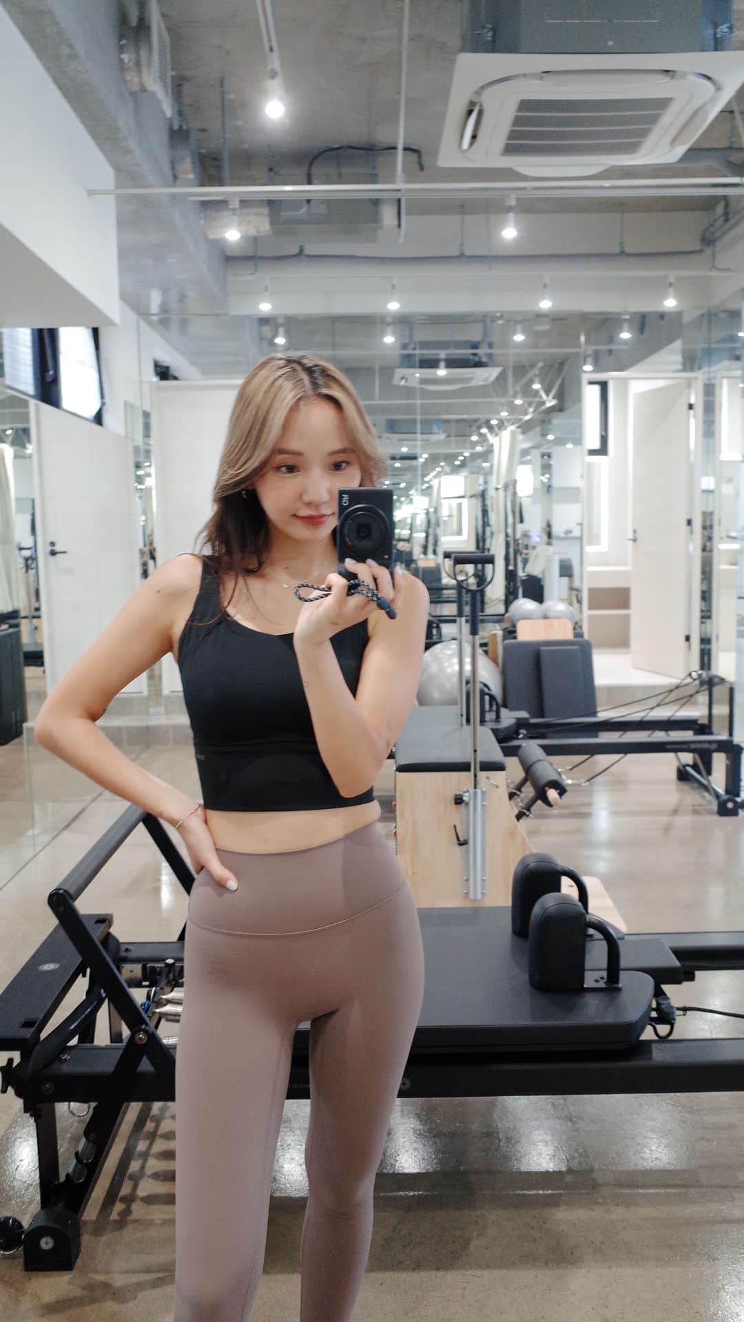 宮崎絹子のインスタグラム：「少しづつでも ずーっと続けてるピラティス 運を動かすと書いて、運動 だから運動すると、心も体もすっきりする！ インナーマッスルを使って 自分の呼吸と向き合う時間。 本当におすすめです！  みんな行ってみて！ @eden.pilates.official  @anrinakajima ちゃん 教えるの本当ーに上手💕💕  ってゆうか、みんなライオンズゲートって知ってる？ 毎年この時期はいろんなこと学ぶんだけど、今年も大変だった〜🤣💕 改めて、いっぱい学んで毎日少しでも成長できるように、もっともっと人に優しくなれるようになりたいと思った！ みんなの経験も聞かせて🩷  #ピラティス」