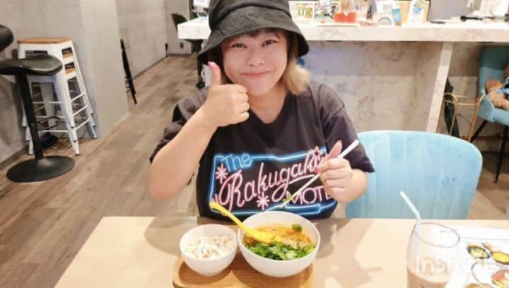 風子のインスタグラム：「奥渋にあるシンガポール料理屋さん行ってきた😺  ラクサとチキンライス❣️ ラクサのココナッツミルクと海老の出汁、ちょー美味しい😻 追いパクチーしちゃった🌿  チキンライスをスープに浸して食べると…最高❣️❣️❣️  辛さは色々選べるよ！私は辛いの苦手だからマイルド😹  PR @singaporeholiclaksa #ハラル #ダイエット食 #ヘルシー #美容にいい #ココナッツミルク #奥渋谷 #laksa #ラクサ」