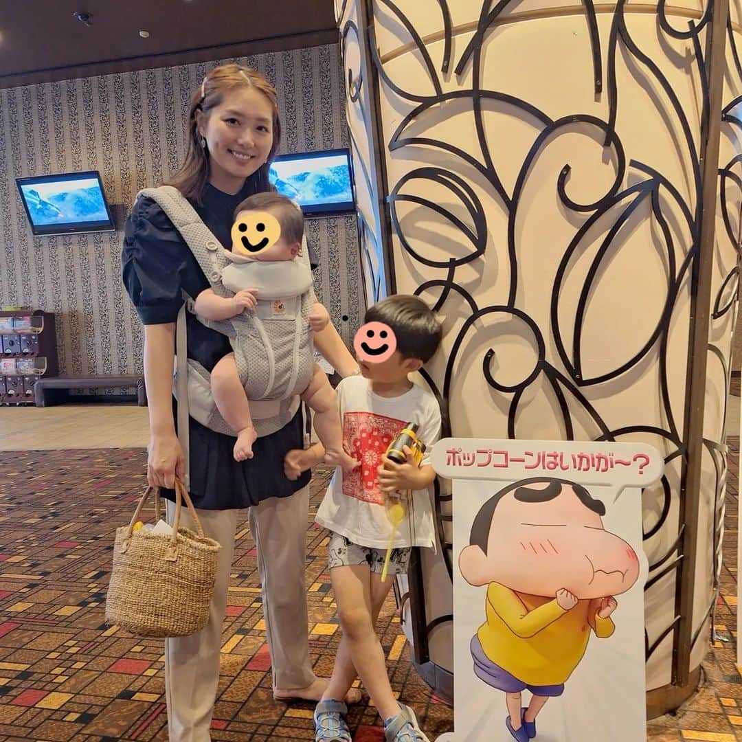 広村美つ美さんのインスタグラム写真 - (広村美つ美Instagram)「子供達を連れてクレヨンしんちゃんの映画を観てきました👀🍿*゜⁡ ⁡長女長男はクレヨンしんちゃん大好きなので最後まで集中してた🥰⁡ ⁡次女はミルク飲みながら抱っこで鑑賞🎥ほとんど寝てたけど👶⁡ ⁡しんちゃんの映画毎度うるうるするシーンあるから泣いちゃう…終わったら長女に「ママ泣いたでしょ」って言われた🤣「え、泣いてないし」って謎の強がりを言ってしまったけれど😎⁡ ⁡終わってから息子の大好きなマリカー🚗³₃なんかすごい上手くなってた👏 暑いから涼しく楽しめる映画館最高過ぎた🍿🎬📽⁡ ⁡.⁡ ⁡#母子の休日 #夏休み #仙台 #映画館 #🍿🎬📽 #クレヨンしんちゃん #映画クレヨンしんちゃん #3兄妹 #6歳 #4歳 #6ヶ月」8月9日 15時40分 - mitsumi_hayashi