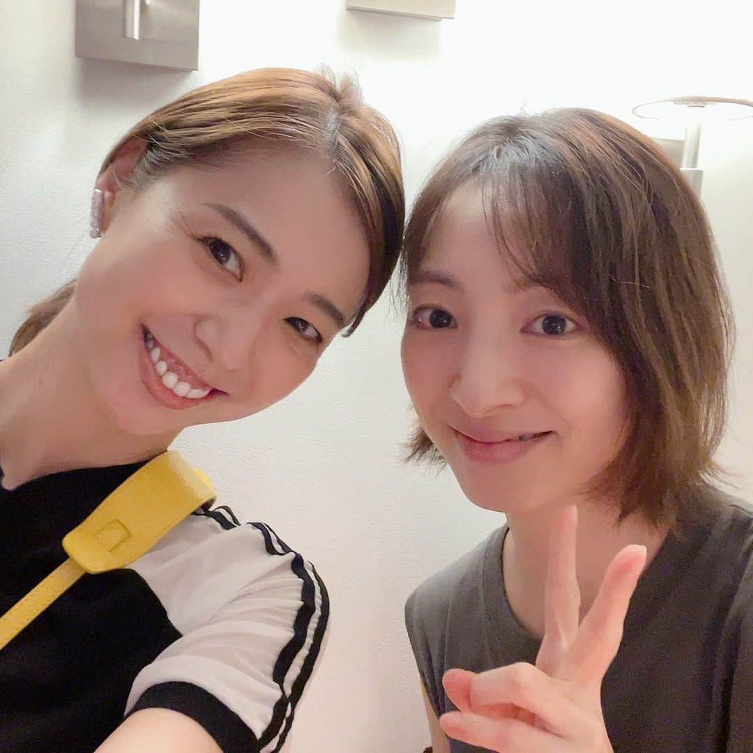 白羽ゆりさんのインスタグラム写真 - (白羽ゆりInstagram)「同期の福井ちゃん(遠野あすか)  久しぶり💕💕  髪型がいつもと逆だね🥹」8月9日 15時41分 - yurishirahane