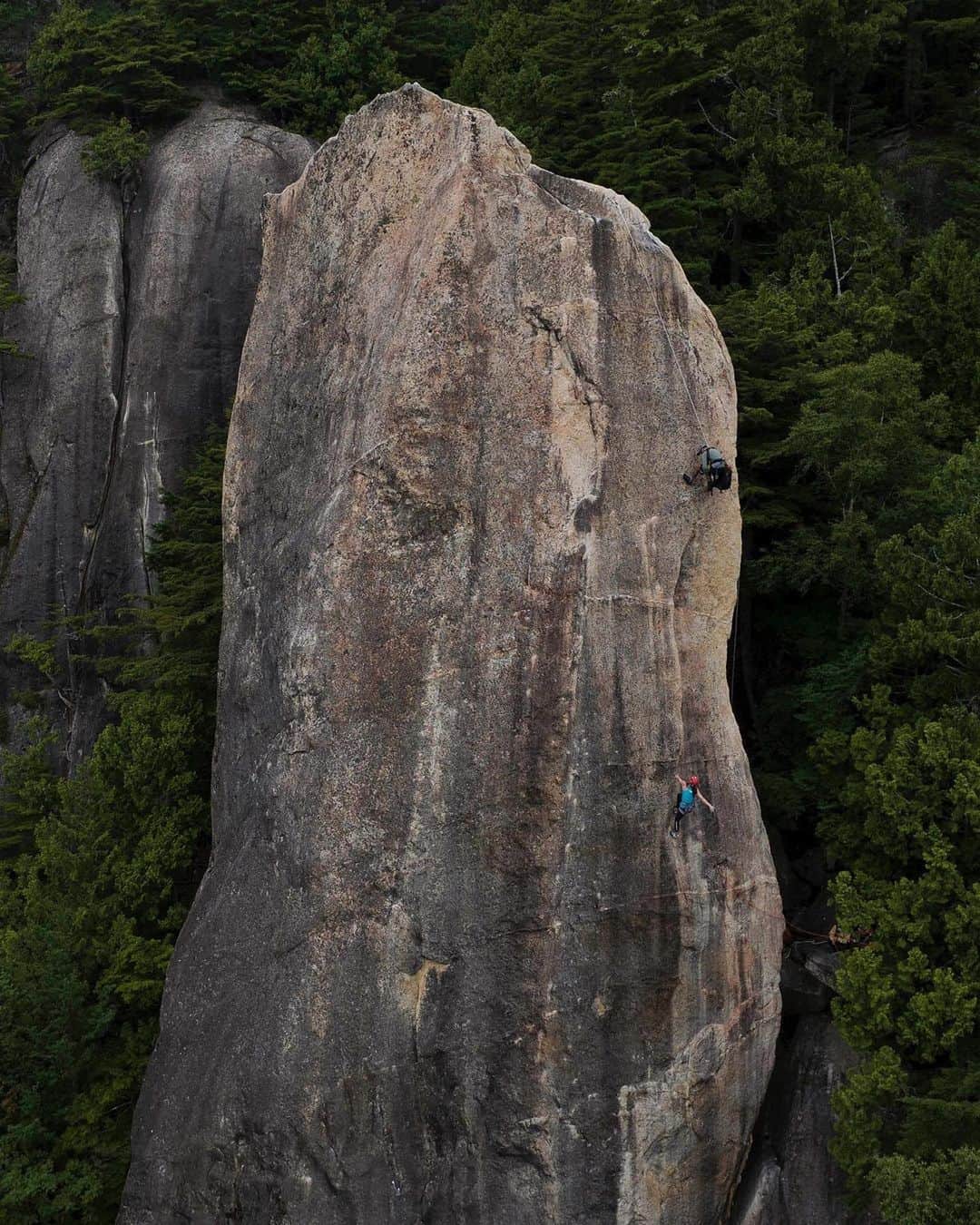 野口啓代のインスタグラム：「Can't wait to seeing how it turns out. ⛰️🎥😍  #Repost @100limitefilmes ・・・ Some #behindthescenes Shooting in Japan with @noguchi_akiyo ! WOW WOW, it was EPIC! Akiyo is such a big inspiration and Ogawayama is such an amazing place at the heart of Japan.   And our crew was amazing. Thanks @pedrogomesphotography for organizing this amazing production in Japan.   To our crew, THANK YOU guys! So thankful for the time together!! ALL hard work its worth! Thanks team! Lov u guys!  @samuel_oscar  @pedrofranca  @gazleah @imune @fujiadventures @genkinarumi @yutaima0920__v16 @lazy_ass0401   Thanks my man @gazleah  @wellgoodmedia for the epic photos! Rad🤘🏼🤘🏼🤘🏼  Shot on @reddigitalcinema Komodo X, lenses @dzofilm , backpack @fstopgear,  @thenorthfacebr @hbbrasil   #100limitefilmes」