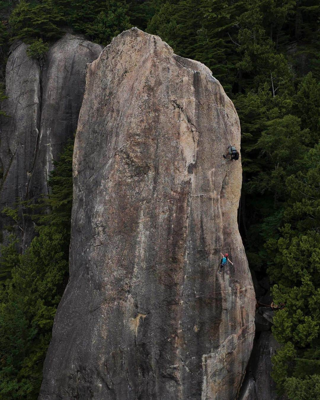 野口啓代のインスタグラム：「Can't wait to seeing how it turns out. ⛰️🎥😍  #Repost @100limitefilmes ・・・ Some #behindthescenes Shooting in Japan with @noguchi_akiyo ! WOW WOW, it was EPIC! Akiyo is such a big inspiration and Ogawayama is such an amazing place at the heart of Japan.   And our crew was amazing. Thanks @pedrogomesphotography for organizing this amazing production in Japan.   To our crew, THANK YOU guys! So thankful for the time together!! ALL hard work its worth! Thanks team! Lov u guys!  @samuel_oscar  @pedrofranca  @gazleah @imune @fujiadventures @genkinarumi @yutaima0920__v16 @lazy_ass0401   Thanks my man @gazleah  @wellgoodmedia for the epic photos! Rad🤘🏼🤘🏼🤘🏼  Shot on @reddigitalcinema Komodo X, lenses @dzofilm , backpack @fstopgear,  @thenorthfacebr @hbbrasil   #100limitefilmes」