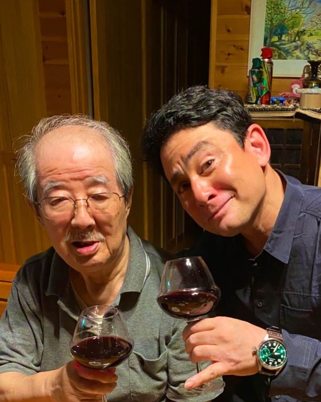 野口健のインスタグラム：「親父様が京都から嬬恋村に入ったとのこと。富士山から親父様に会いに嬬恋村へ。  ヒマラヤ前に親父様とかなり踏み込んだ話をしました。僕からは色々と提案案件あり、話をしていましたが、親父様は「いいか、まだ、ヒマラヤで死ぬなよ。絵子の成長ももっと見たいだろ。まだ、死ぬなよ」と。何歳になっても、息子のヒマラヤはやはり心配なのですね。そういう意味では僕は散々、心配をかけ続けてきました。親不孝者ですね。80を過ぎた親に心配をかけさせてはいけませんね…。  しかし、こればかりは…。  「親より先に逝かない」と誓いあった最大のパートナーである淳くんを山で失ったばかり。親父様には長生きしてほしい。それは当たり前。ただ「親より先に死ねない」というプレッシャーも同時に抱え。大切なプレッシャーだと頭で理解しつつ、しかし、今の僕にはとてつもなく重たい…。  親父様には「絵子はもう充分、育った。早めの世代交代はできているよ」と話したものの「そうは言ってもまだ死ぬなよ」と。  もちろん、そのつもりです…  後半は親父様もワインがいい感じに効いて、中東問題、ウクライナ問題、台湾有事の際、日本はどうあるべきか、と、外交官の顔をだしましたね。  楽しい夜になりました。やはり、親父様と飲む酒は楽しいものですね。ヒマラヤから戻ってきたら、また一杯やらせてください。  #野口健」