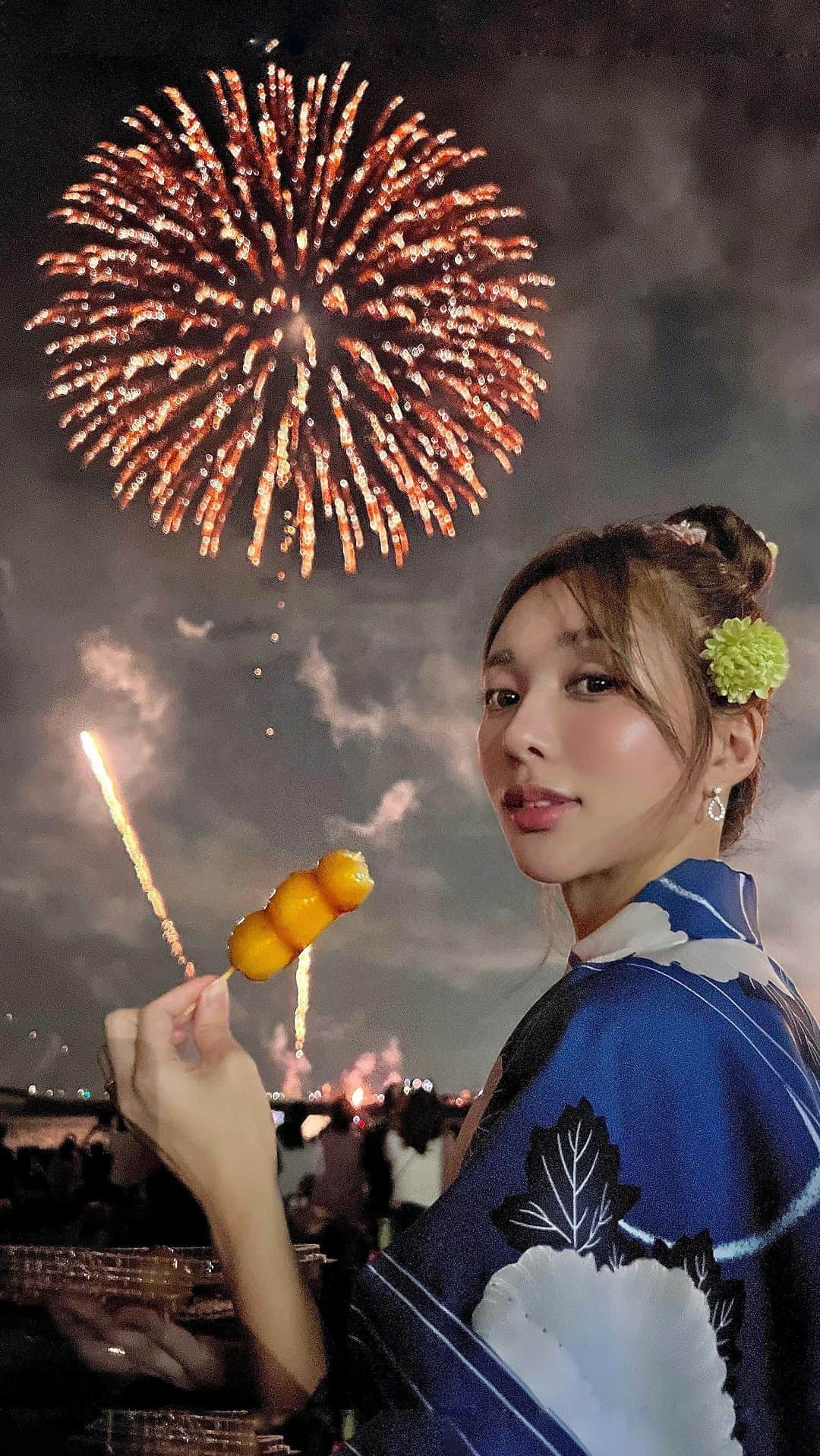 濱野りれのインスタグラム：「Biwako Fireworks in 2023 This is my best summer event✌️❤️  4年ぶりのびわ湖花火大会へ！ 花火は目の前で見るに限る！ 最高の夏の思い出をありがとう滋賀県さん🫶❤️  #fireworks #firework #hanabi #biwako #biwakohanabi  #instagramjapan #ig_japan #japan_of_insta #japan_night_view #art_of_japan_ #worldwidefireworks #shiga  #びわ湖 #びわ湖花火大会 #びわ湖大花火大会 #花火 #花火大会 #滋賀県 #琵琶湖」