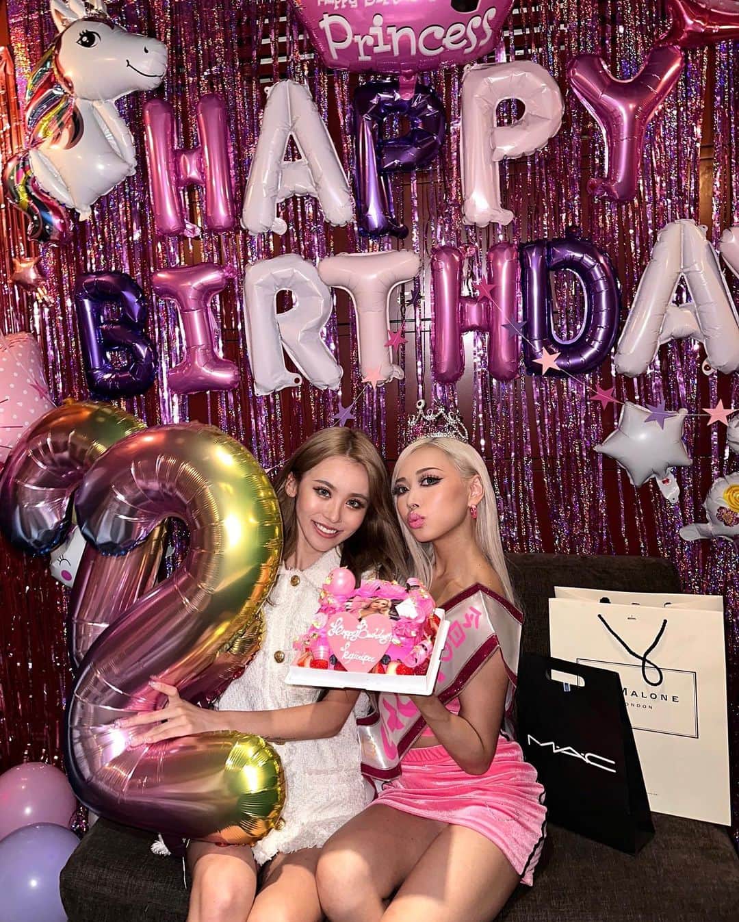 染谷リアナのインスタグラム：「綺麗ちゃん22歳おめでとうございます㊗️✌🏼✌🏽 今年も大好きな綺麗ちゃんの誕生日お祝いできた〜💖💖  リアルBarbieちゃんすぎて可愛かったの👱🏽‍♀💕 いい1年になりますように🪄︎︎✨   #egg」