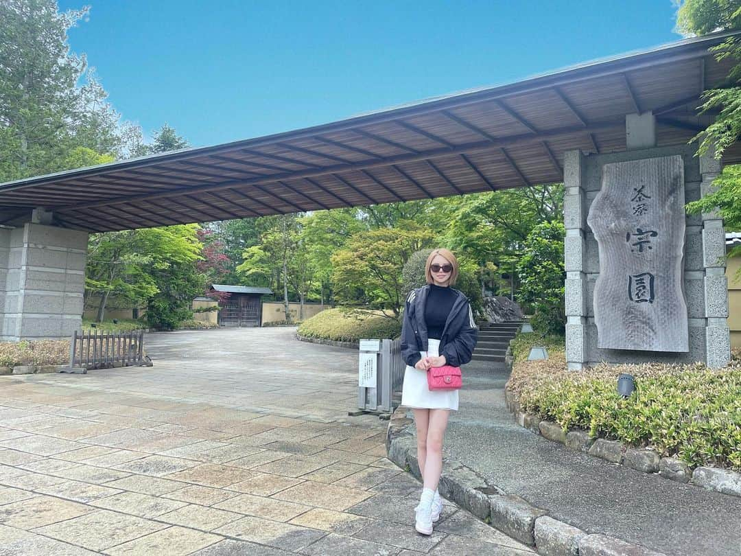 ゆいのインスタグラム：「. . .  福島のおばあちゃんの家 遊びに行ったついでに 東北観光の旅✈️✈️  ここは仙台🩵 お米がめちゃ美味しかった🤤🍚  . . .  #仙台 #茶寮宗園 #宮城観光 #東北旅行 #仙台旅行 #宮城 #東北 #旅館 #温泉 #温泉旅館 #金髪ボブ #金髪 #ショートヘア #シャネル #chanel」