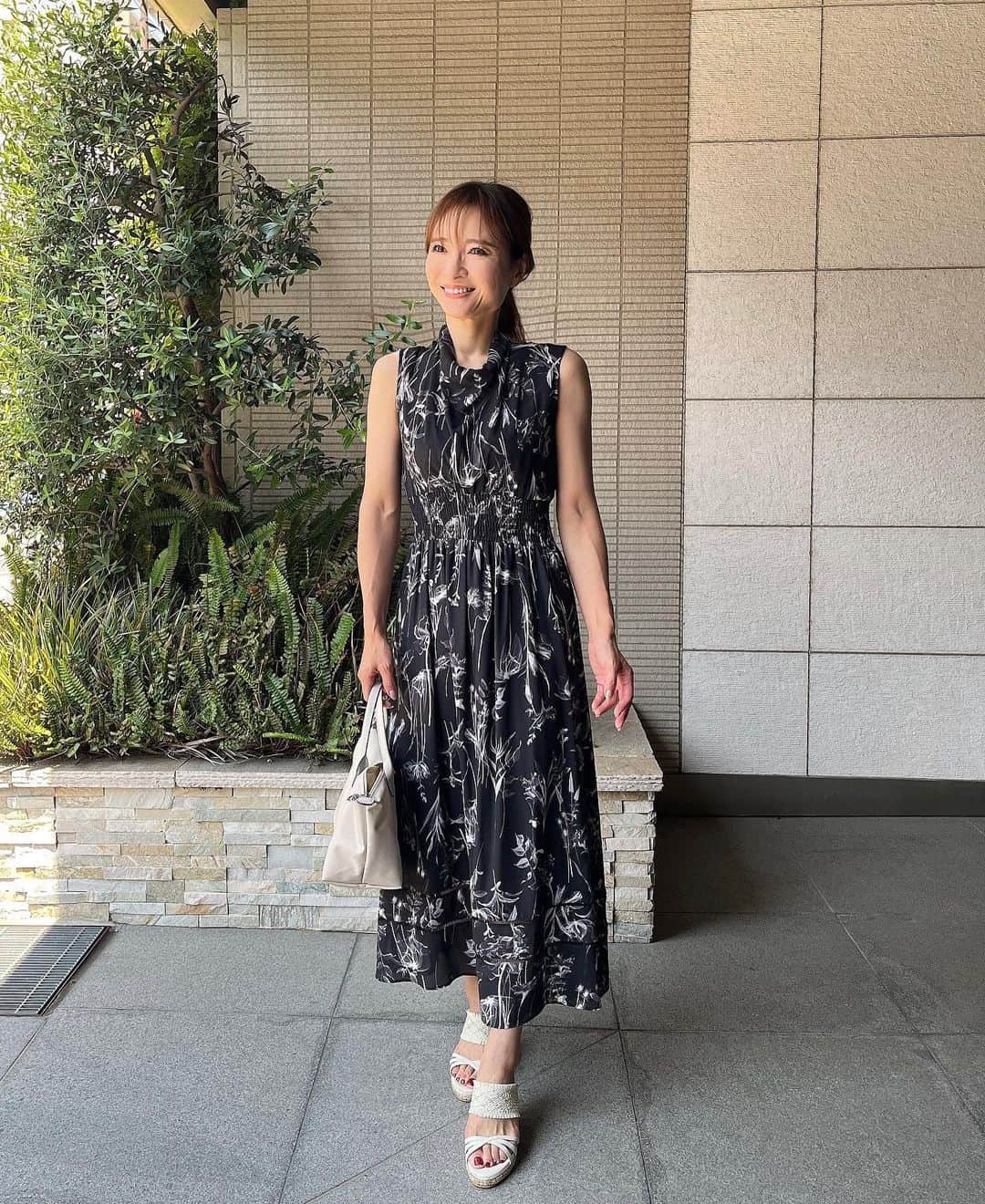 AriizumiEmaさんのインスタグラム写真 - (AriizumiEmaInstagram)「コーディネート。 ワンピースは、2年ぐらい前のお気に入りで、  @fray_id  のもの。 つるんとしてるから、何回洗っても綺麗な状態なので、こういう生地は大好きです^ ^  ☑️バッグは楽天ルームに。ストーリーに楽天ルームのリンクを貼りました✨  #dress @fray_id  #サンダル　@kanematsu_official   ・ #fashion#ootd#codinate#instafashion #コーディネート#アラフォー#アラサー#アラフィフ #大人コーデ #お仕事コーデ  #大人ファッション #大人可愛い #韓国ファッション#綺麗めコーデ#きれいめコーデ#frayid  #frayidコーデ」8月9日 15時57分 - ema_ariizumi