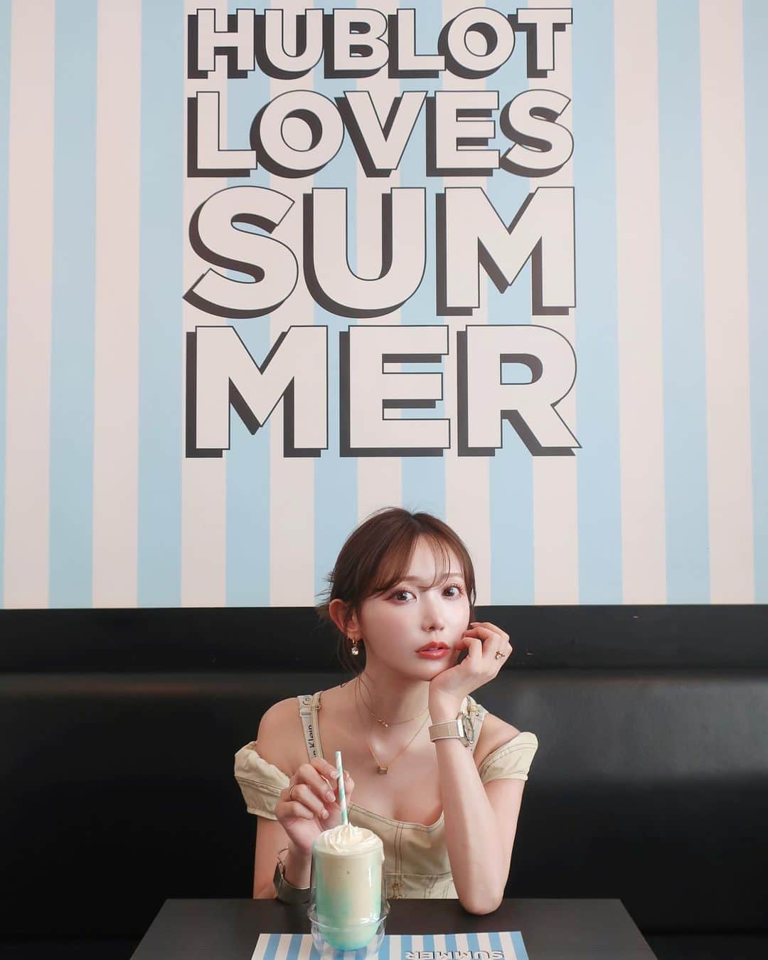 菅野結以のインスタグラム：「HUBLOT LOVES SUMMER 🍹🧡 ⁡ 8月末まで表参道のウブロが夏仕様に変身中 オリジナルアイスもスムージーもおいしくて お買いものの休憩にぴったり空間 ⁡ そしてbeige × ダイヤモンドの 日本限定モデルをつけさせてもらいました 上品で上質、柔らかさの中にエッジもあって すてきな時計って背筋のびる⌚️🫶🏻 ⁡ #HublotLovesSummer #Hublot #ウブロ #時計」