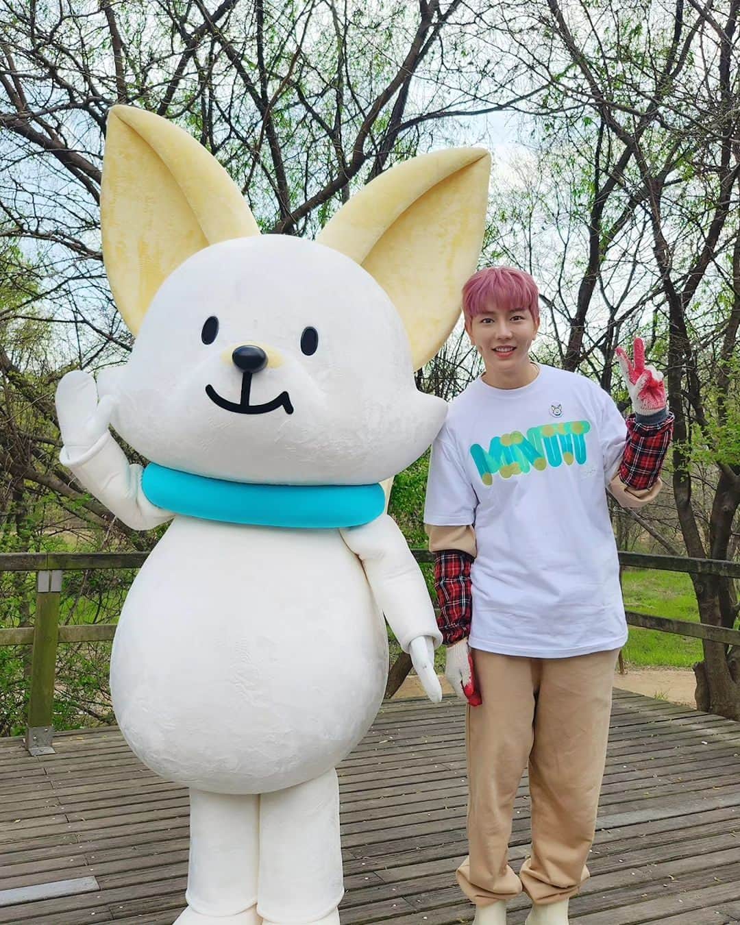 イ・ドヨン（ペク・ジョンミン）のインスタグラム：「#광고 🌳나무심기 봉사 #MINTIT #MINTI #민티와함께」