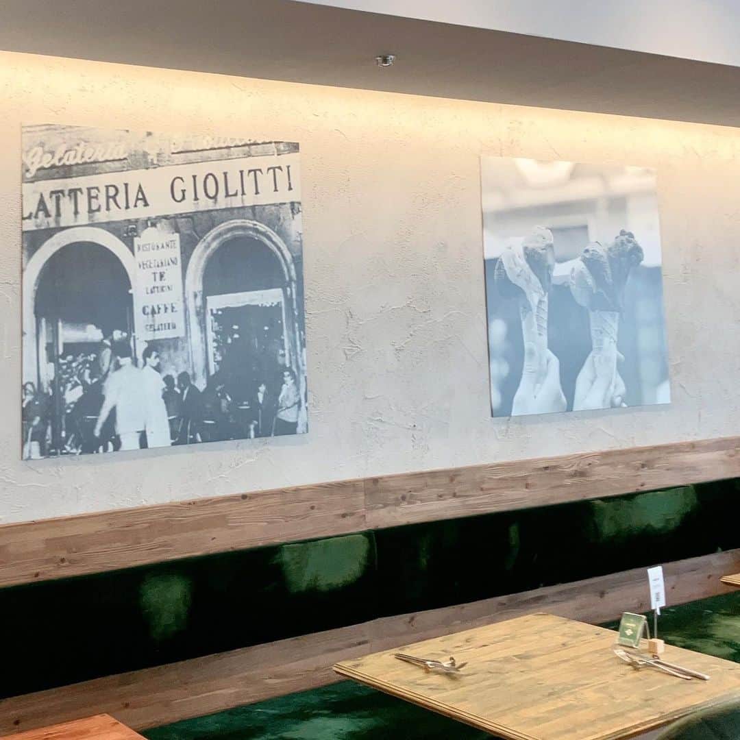 職人.comさんのインスタグラム写真 - (職人.comInstagram)「【銀座で味わうローマのジェラート】  オードリー・ヘップバーンが演じるアン王女が、スペイン広場の階段でジェラートを食べるシーンが印象的な、映画『ローマの休日』。まさにそのジェラートを銀座で味わうことができます。  Giolitti Caféは、世界初のジェラートカフェダイニングとして、「ローマで最も有名で美味しいジェラートを日本へ」という思いを込め、イタリア大使館の協力のもと、2021年9月に有楽町駅の改札を出てすぐの有楽町マルイ3階にオープンしました。  1900年創業当時から続く秘伝の製法で作られた粘り気のあるイタリアンジェラートで、その質の高さからイタリア王室御用達になっているそうです。  奥の席は全面ガラス張りで新幹線が見れるビュースポットになっており、一人で訪れても楽しく過ごすことができます。  冷たいスイーツが欲しくなる暑さが続きます。銀座ショールームを訪れた際に寄ってみてはいかがでしょうか？  銀座ショールーム https://www.shokunin.com/jp/showroom/ginza.html Giolitti Café（ジョリッティカフェ） 有楽町店 https://goo.gl/maps/zdjYhsU3E3quXJAfA  参考資料 https://giolitti.jp https://www.enjoytokyo.jp/article/200543/  @shokunincom  #職人ドットコム #キッチン用品 #調理道具 #調理器具 #料理道具 #台所道具 #暮らしの道具 #暮らしを楽しむ #器のある暮らし #職人ドットコム銀座ショールーム #奥野ビル #奥野ビル205 #銀座アパートメント #銀座1丁目 #名建築 #歴史的建造物 #銀座奥野ビル #奥野ビル銀座 #GiolittiCafé #ジョリッティカフェ #ローマの休日 #ローマの休日のジェラート #ジェラートカフェダイニング #ジェラートカフェ #イタリアンジェラート #イタリア大使館 #オードリーヘップバーン #アン王女 #giolitticafe有楽町店 #ジョリッティカフェ有楽町店」8月9日 16時00分 - shokunincom