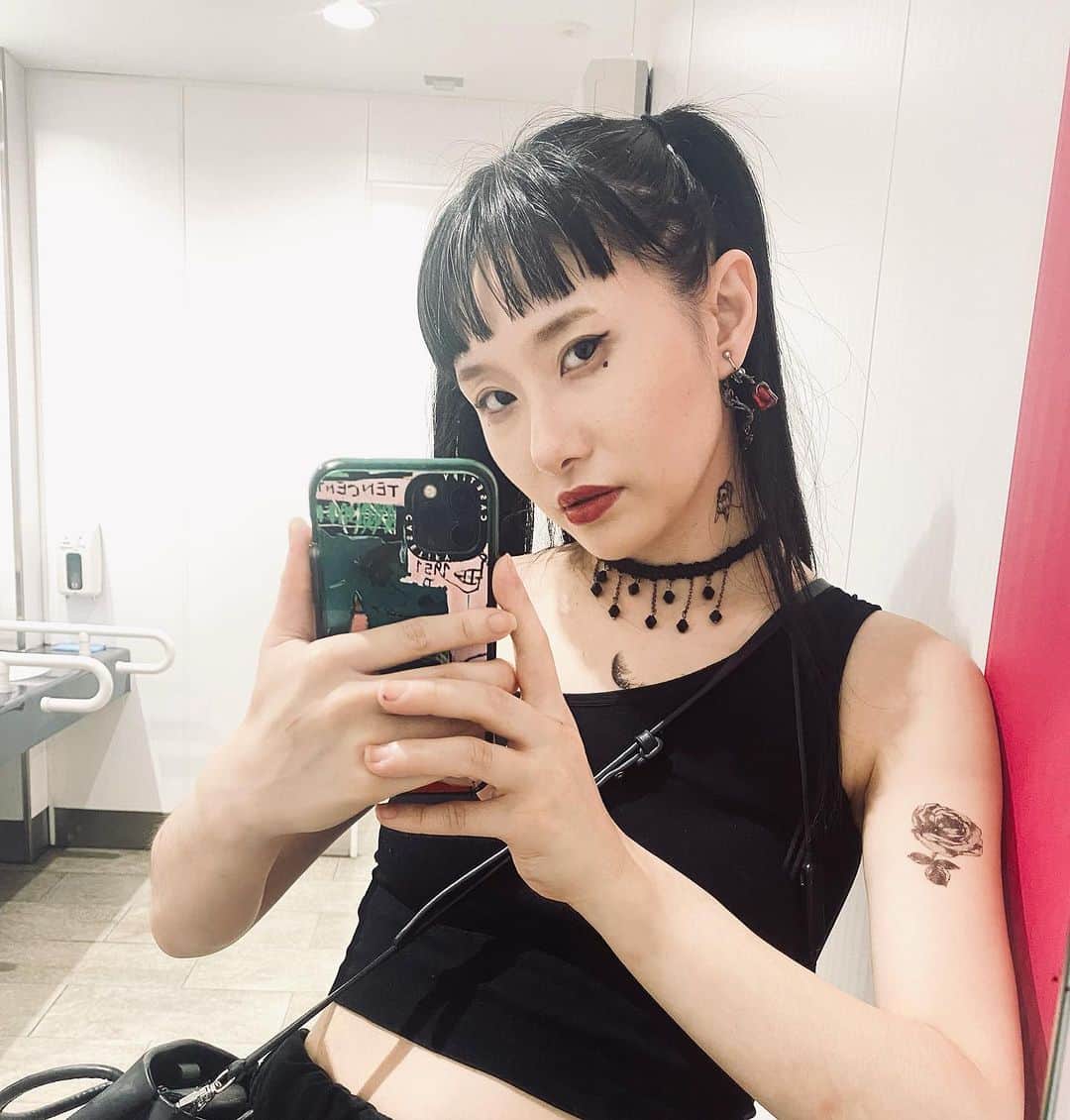 濱田茉奈のインスタグラム：「首にタトゥーシールかわゆすぴ」
