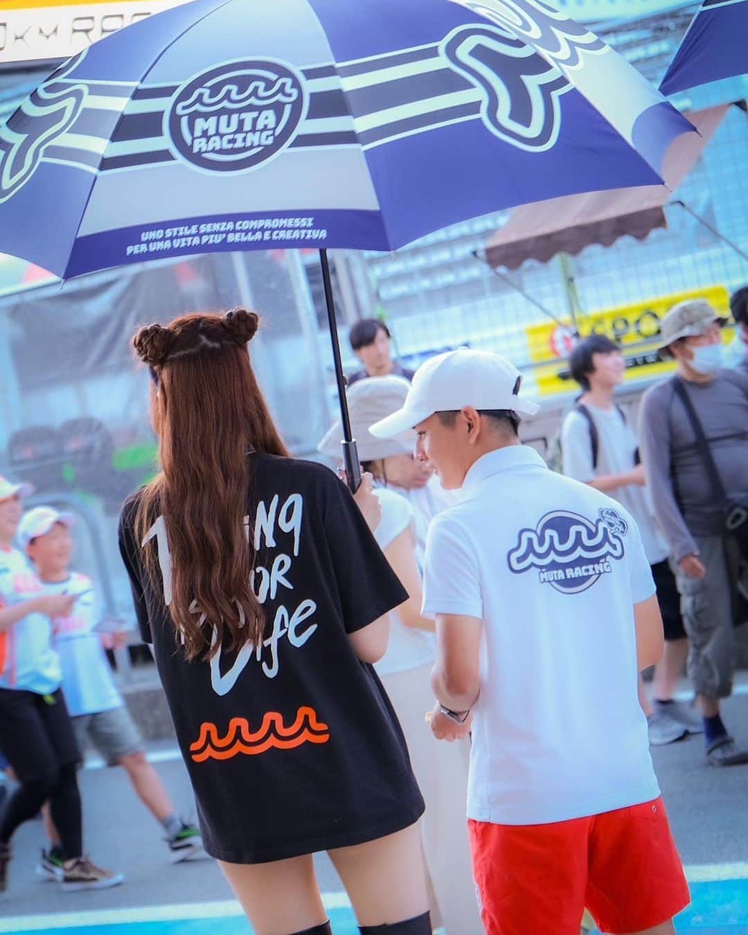瀬谷ひかるのインスタグラム：「キッズウォーク中のオフショット📸  mutaのロゴは、MARINEの「M」と「波」模様なのです🌊 黒、オレンジ、ネイビー、いろんな色で可愛いでしょ🧡  muta-japan.com/pages/concept  隠れちゃったTシャツの文字は2枚目に👀  #supergt #gt300 #muta #mutamarine #mutaracing #mutaracingfairies #portrait #camera #instaphotography #スーパーgt #富士スピードウェイ #モータースポーツ #サーキット #後ろ姿 #レースクイーン」
