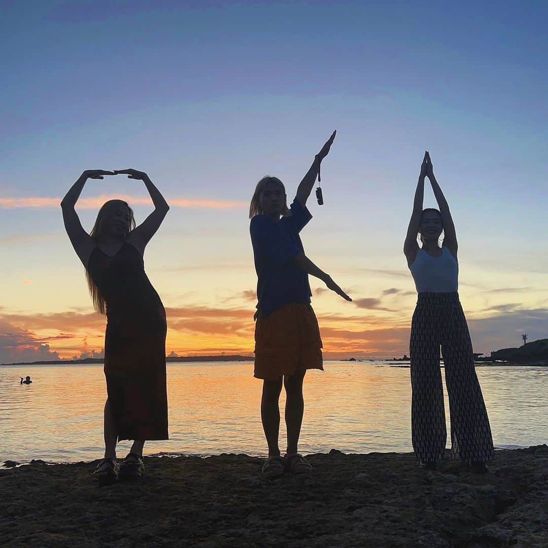 MARINAのインスタグラム：「Memories📸🌞🪨🧡💙 ーーーーーーーーーーーーーーーーーーーー  OKI🤍🤍🤍  ーーーーーーーーーーーーーーーーーーーー #okinawa #sunset #沖縄 #沖縄観光 #海 #備瀬崎 #びせざき #夏の思い出」