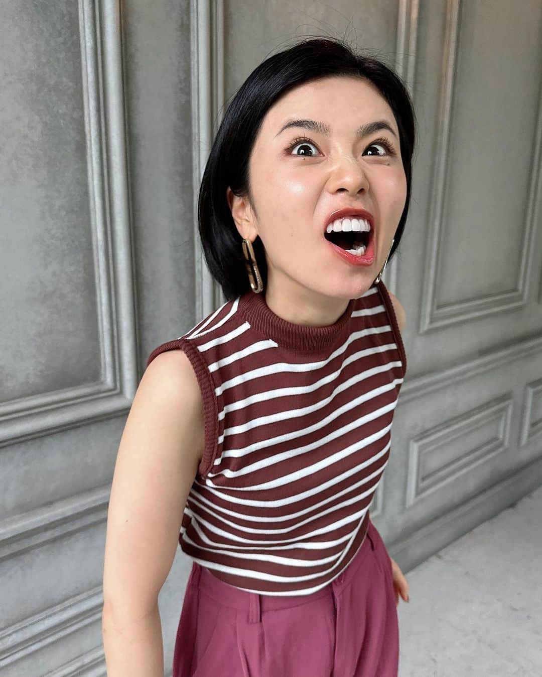 小池美由さんのインスタグラム写真 - (小池美由Instagram)「夏です🍉🌻🏖️🪼 　 ファンクラブのみなさんに残暑見舞いを書きました✍️ そのうち届きます。 届きなかったら届かなかったでお願いします。  夏らしい行い  小池は割と年賀状書いたり暑中見舞いや残暑見舞い書いたり四季を重んじてます🙆‍♀️  そういうのが好きです🍣 　 しかし、プライベートで送る相手は 一人もいないので全て ファンクラブやお仕事関係者です😂万歳  重んじたくても重じる相手いない場合とかあるあるです🙋‍♀️ 　  #オフショット 普通に話してるだけなのにマネージャーさんに威嚇してる😂  どうせお腹空いたとかそんなん  この時期、範馬刃牙観てたので自分が強いと過信してたかもしれません。」8月9日 16時10分 - kkkkkoike