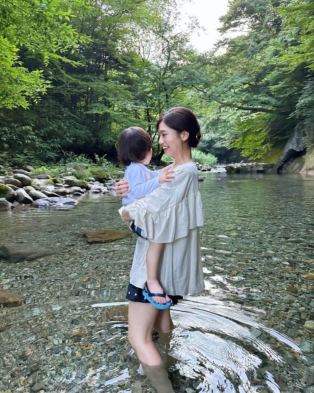 村上奈菜さんのインスタグラム写真 - (村上奈菜Instagram)「初めての川は足だけ👦🏻✨ 出来るだけたくさん、 自然に触れさせてあげたい🏞️🩵」8月9日 16時11分 - murakami__nana