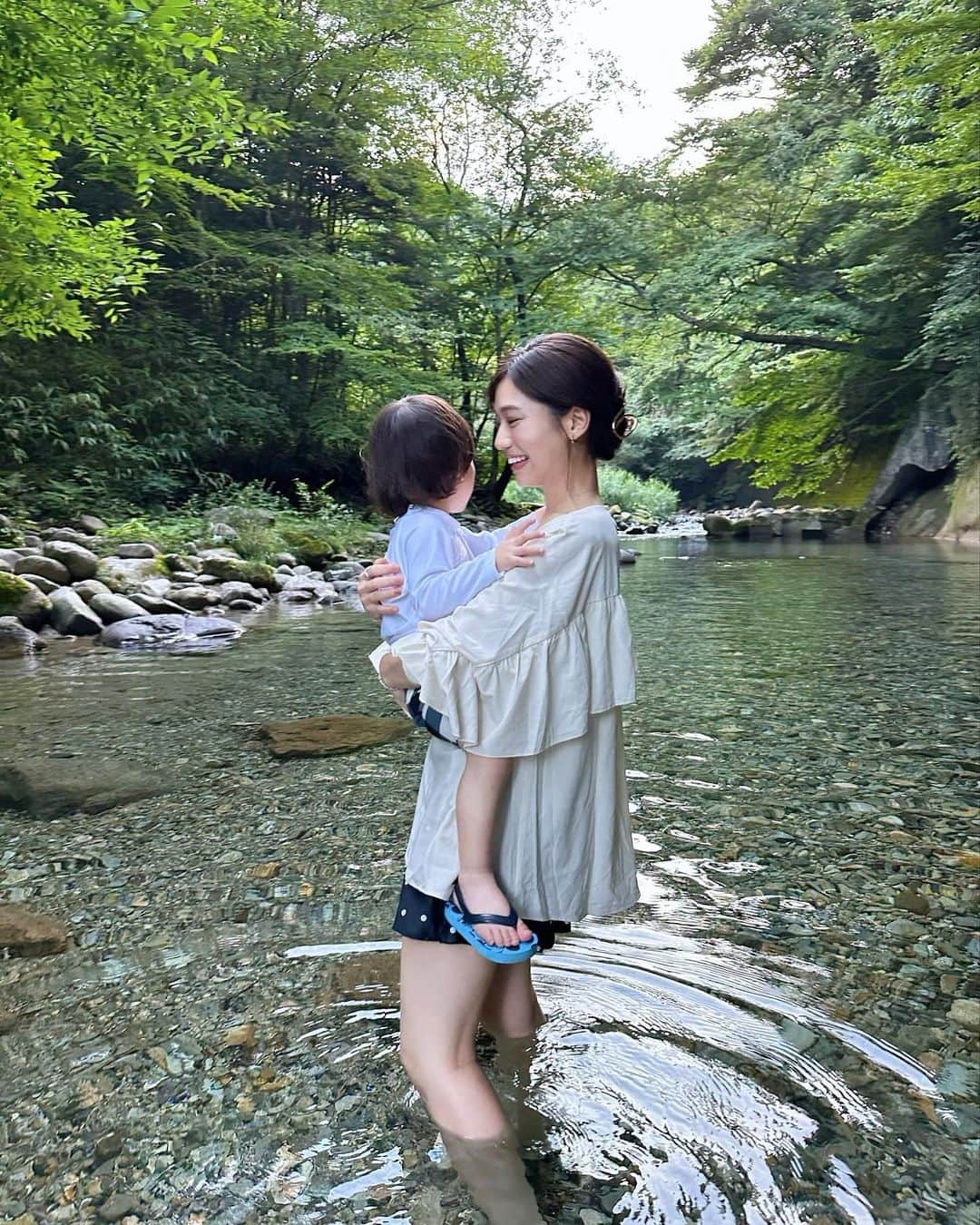 村上奈菜のインスタグラム：「初めての川は足だけ👦🏻✨ 出来るだけたくさん、 自然に触れさせてあげたい🏞️🩵」