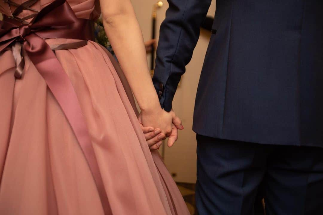 ホテル国際21のインスタグラム：「※ 【weddingレポート】 仲良く手を繋いでお色直し入場💗  ♥｡･ﾟ♡ﾟ･｡♥｡･ﾟ♡ﾟ･｡♥｡･ﾟ♡ﾟ・。゜♥｡ﾟ♡ﾟ･｡♥｡･ﾟ♡ﾟ･｡♥｡･ﾟ♡ﾟ･｡♥｡. . ブライダルフェア受付中です🎉 ご予約は @hotelkokusai21_bridal の HPから出来ます🌟 . ｡♥｡･ﾟ♡ﾟ･｡♥｡･ﾟ♡ﾟ･｡♥｡･ﾟ♡ﾟ・。゜♥｡ﾟ♡ﾟ･｡♥｡･ﾟ♡ﾟ･｡♥｡･ﾟ♡ﾟ･👰🤵✨  . #ホテル国際21　#ウェディング　#ホテルウェディング　#ブライダル　#長野　#長野結婚式　#長野市結婚式　#長野花嫁 #長野県　#長野市　#結婚式場　#結婚式　#披露宴会場　#チャペル　#衣裳　#ウェディングドレス　#タキシード　#コーディネート　#ヘアメイク　#花嫁ヘア　#花嫁メイク　#ブーケ　#ウェディングケーキ　#全国のプレ花嫁さんと繋がりたい　#花嫁　#プレ花嫁　#卒花　#前撮り　#後撮り　#wedding」