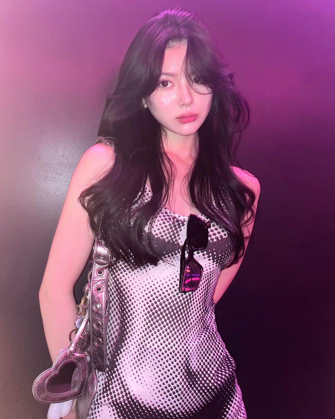 原涼香のインスタグラム：「🩷🆕今やりたい韓国レイヤーロング🆕🩷 夏は軽やかなレイヤースタイルがトレンドですദ്ദി‪- ·̫ - ̳ ㅤㅤㅤㅤㅤㅤㅤㅤㅤㅤㅤㅤㅤ 🎀韓国HAIR STYLE menu... ㅤㅤㅤㅤㅤㅤㅤㅤㅤㅤㅤㅤㅤ ☑︎カット 巻いても巻かなくても可愛いこだわりレイヤーカット♡ ちょー簡単にセットできます🫶🏻✔️  ☑︎プレミアムケアカラー 透明感バツグンカラーが得意です♡ ㅤㅤㅤㅤㅤㅤㅤㅤㅤㅤㅤㅤㅤ ☑︎HITAトリートメント 韓国人みたいなツヤ髪はトリートメントがマスト♡  ㅤㅤㅤㅤㅤㅤㅤㅤㅤㅤㅤㅤㅤ ご予約はリンクから🫶🏻🔗 ㅤㅤㅤㅤㅤㅤㅤㅤㅤㅤㅤㅤㅤㅤㅤㅤㅤㅤㅤㅤㅤㅤㅤㅤㅤㅤ ㅤㅤㅤㅤㅤㅤㅤㅤㅤㅤㅤㅤㅤ  #SHIMA#韓国ヘア#韓国スタイル#レイヤーカット#ワンホンヘア#ワンホン#ダークトーン#網紅#初カラー#暗髪#ベージュカラー#ラベンダーカラー#グレージュ#オリーブカラー#透明感カラー#銀座美容院#銀座美容室#美容師#시스루뱅#레이어드컷#koreanhair」