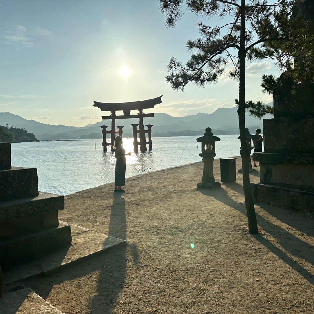 MII MAMAのインスタグラム：「. . . えもい⛩ #厳島神社 ------------------------------------------ 🔎White Style mi mama 良かったらチャンネル登録お願いします🙇🏽‍♀️ #YouTube#ユーチューバー#主婦ユーチューバー#MIIMAMA#チャンネル登録お願いします#2児ママ#年子ママ#ギャルママ#ぎゃるまま#アラサーママ#アラサー#30代#30代ママ#ホワイトインテリア#モノトーンインテリア#シンプルな暮らし#収納#ホワイト収納#イチナナ#イチナナライバー#専属ライバー#主婦ライバー#17LIVE#主婦YouTuber#ママYouTuber#ママライバー#幼稚園ママ#小学生ママ」