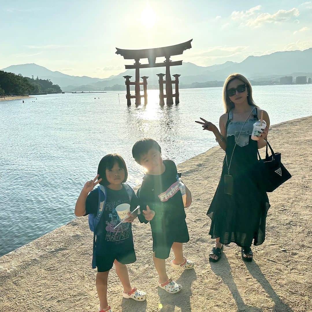 MII MAMAのインスタグラム：「. . . #宮島 #厳島神社 ⛩ ------------------------------------------ 🔎White Style mi mama 良かったらチャンネル登録お願いします🙇🏽‍♀️ #YouTube#ユーチューバー#主婦ユーチューバー#MIIMAMA#チャンネル登録お願いします#2児ママ#年子ママ#ギャルママ#ぎゃるまま#アラサーママ#アラサー#30代#30代ママ#ホワイトインテリア#モノトーンインテリア#シンプルな暮らし#収納#ホワイト収納#イチナナ#イチナナライバー#専属ライバー#主婦ライバー#17LIVE#主婦YouTuber#ママYouTuber#ママライバー#幼稚園ママ#小学生ママ」